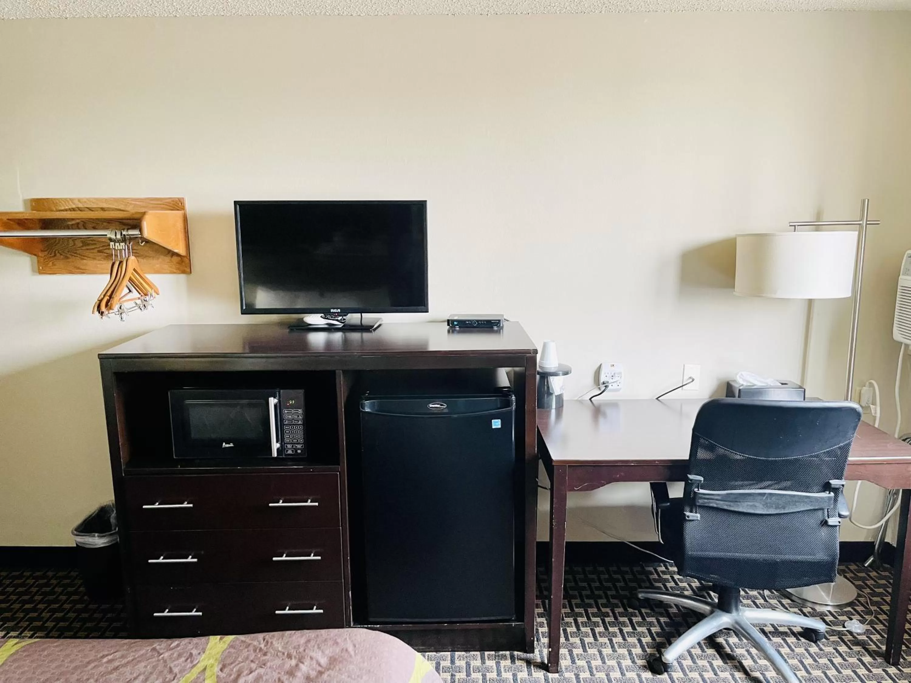 TV and multimedia in Super 8 by Wyndham Clear Lake