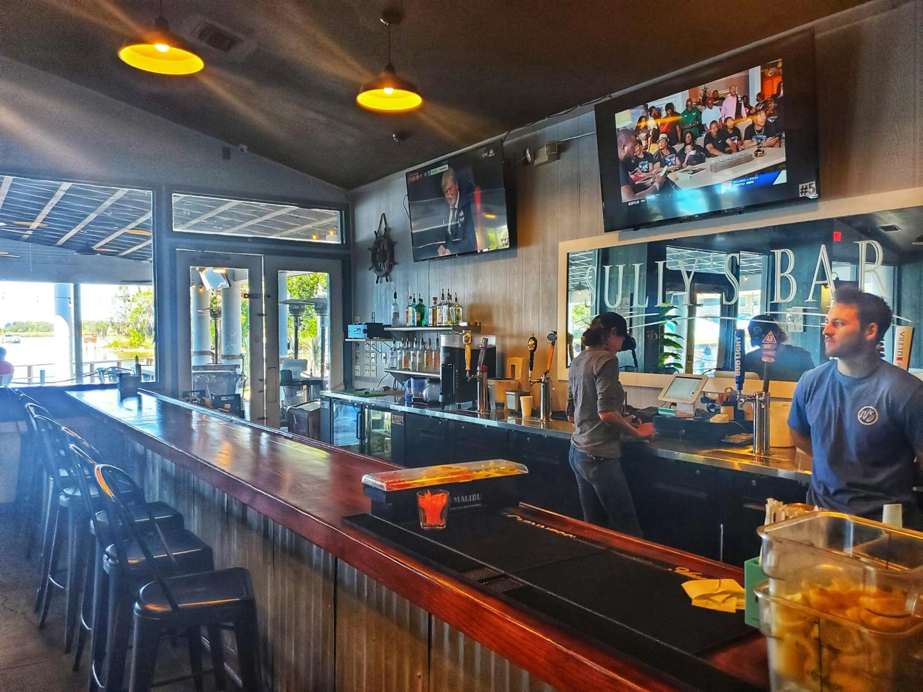 Restaurant/places to eat in The Port Hotel and Marina