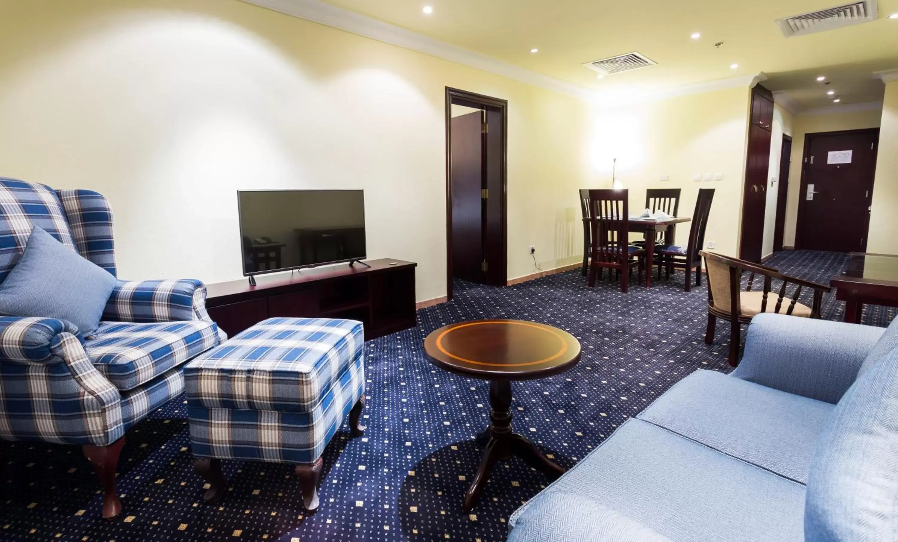 Duplex Room with One King and Two Twin Beds - City View/Non-Smoking in Howard Johnson Dammam Hotel Duplex Room with One King and Two Twin Beds - City View/Non-Smoking in Howard Johnson Dammam Hotel