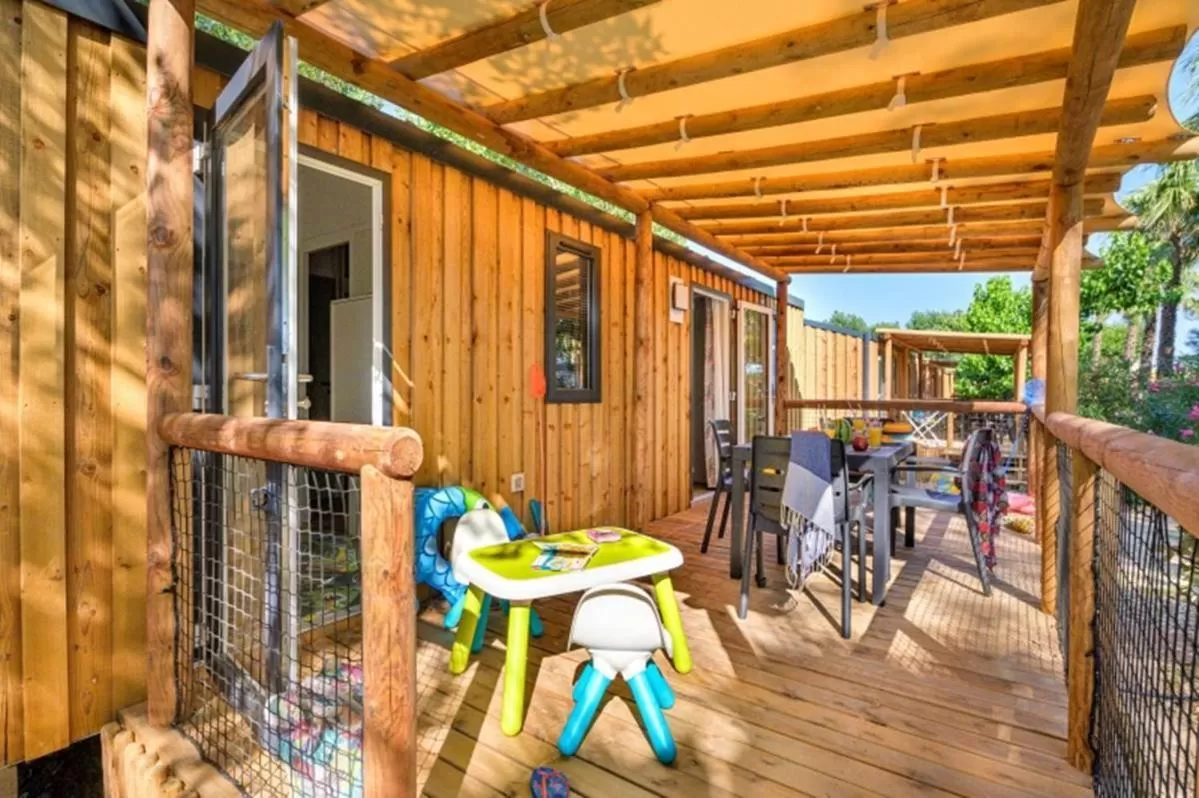 Four-Bedroom Cottage VIP with Spa in Camping Le Parc de Paris