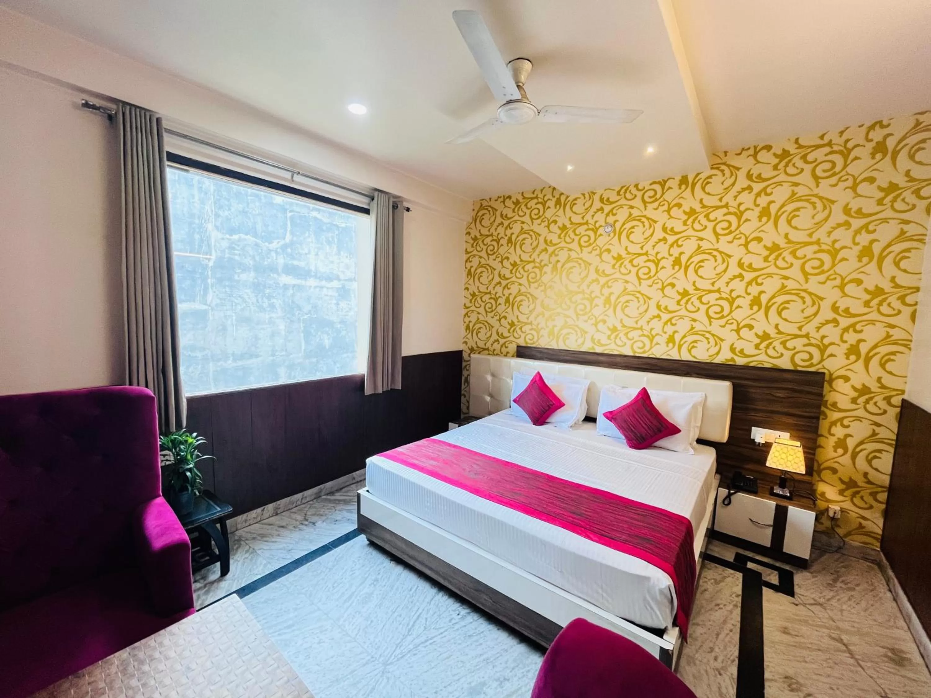 Bed in Hotel The Leaf - Gomti Nagar Lucknow