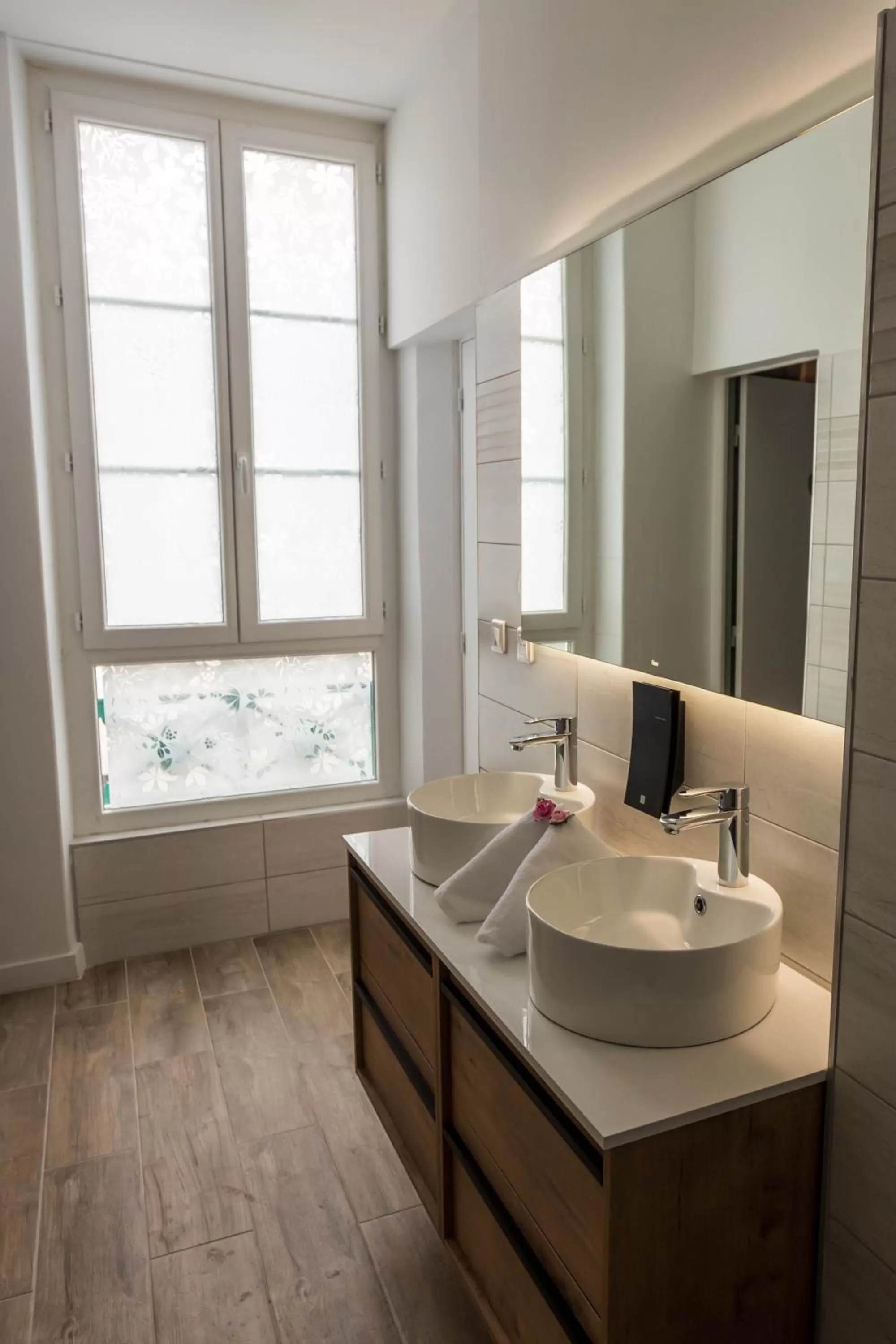 Bathroom in CÔTE GARONNE le BALCON DES DAMES -hôtel et restaurant- Tonneins Fauillet Marmande - vue panoramique bord de Garonne chambres climatisées