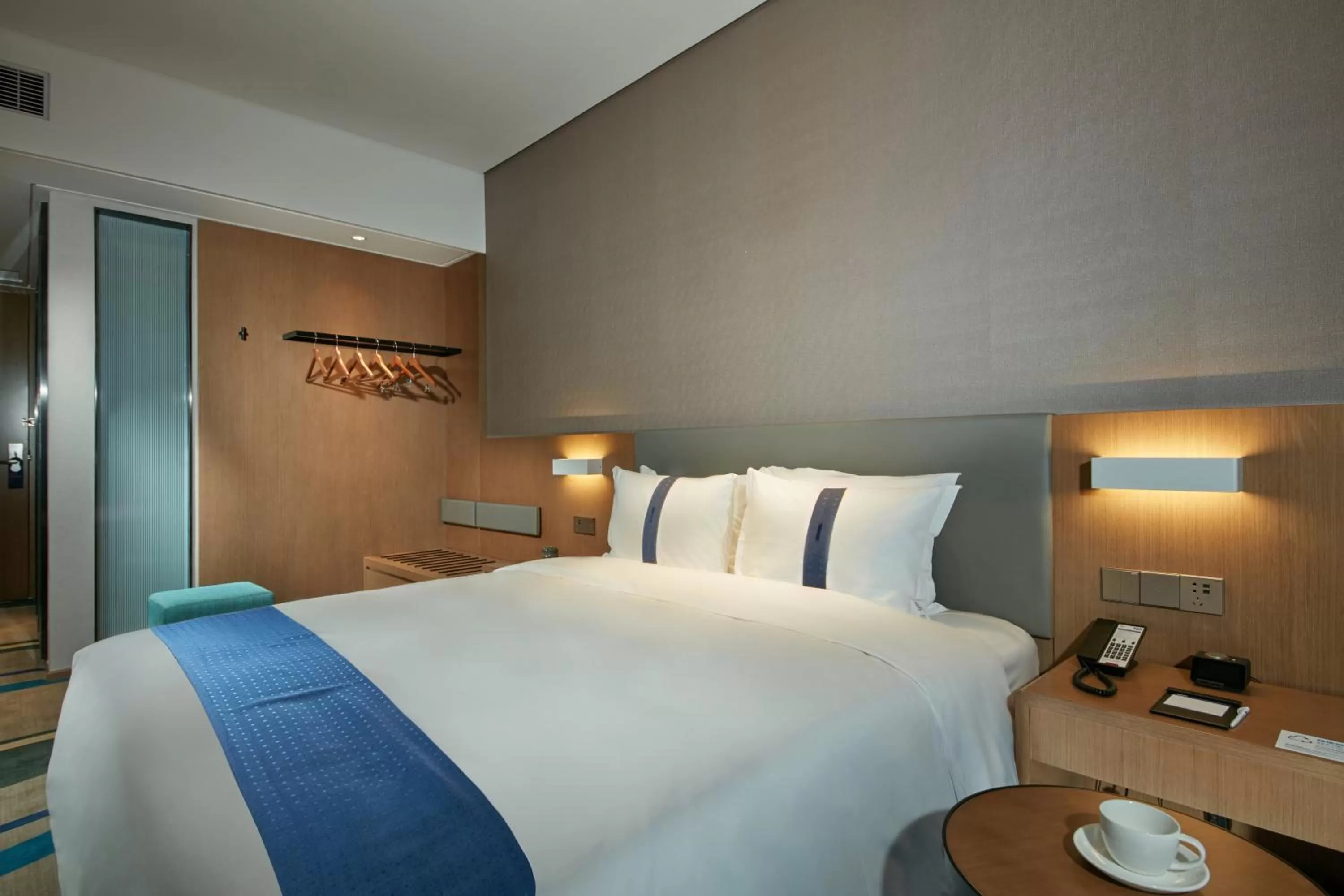 Photo of the whole room, Bed in Holiday Inn Express Hangzhou East Station by IHG