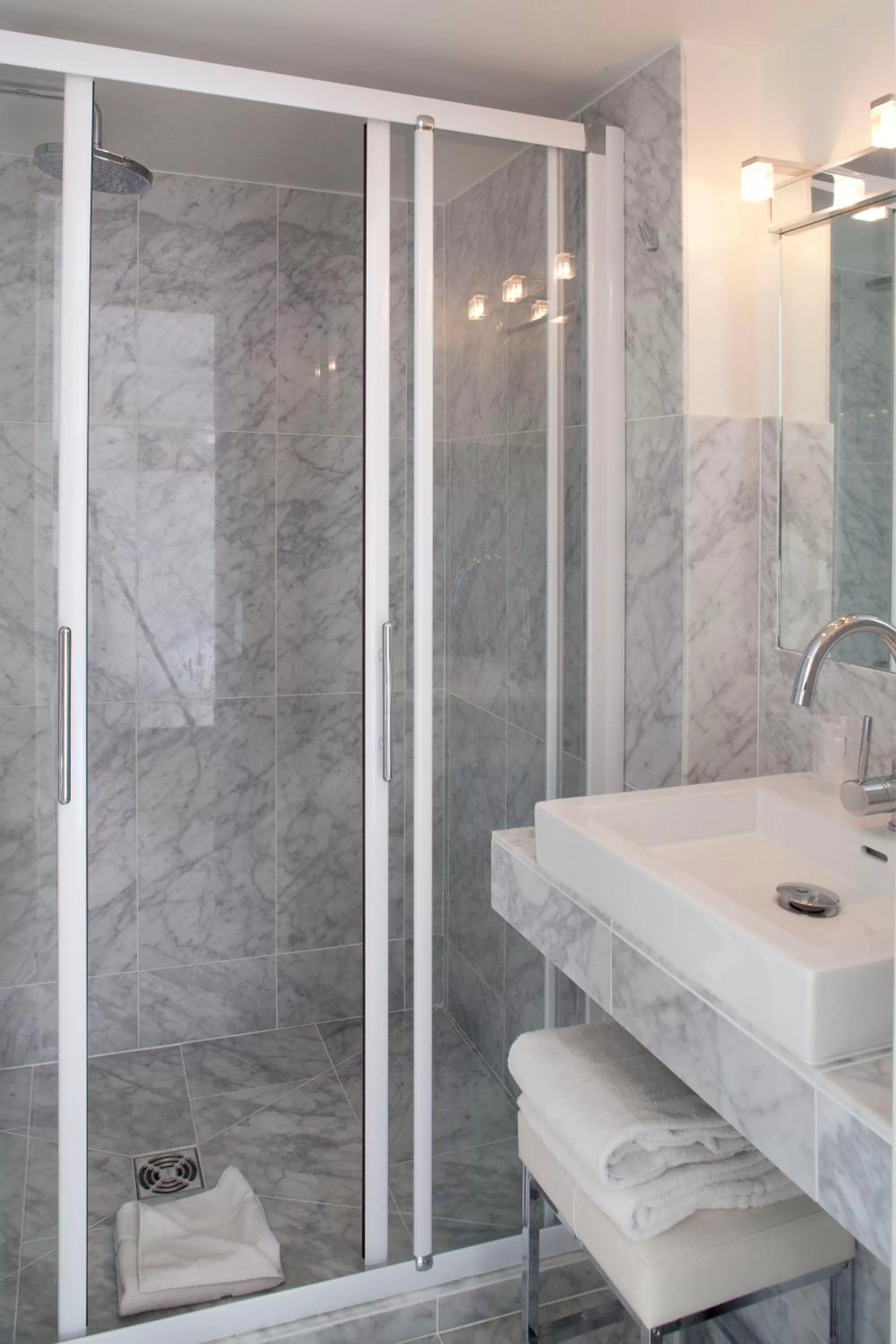 Bathroom in Hôtel Mayet