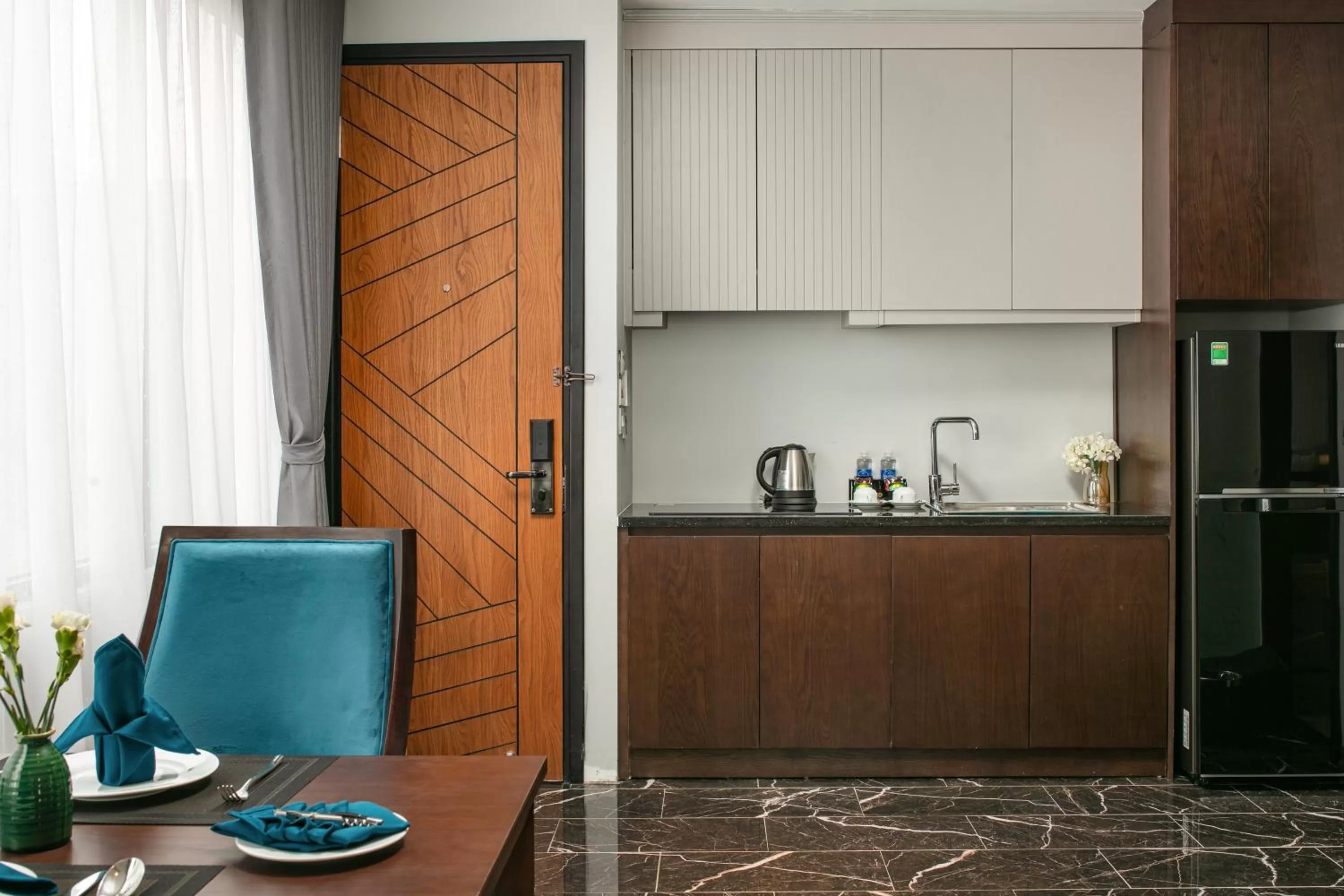 Kitchen or kitchenette in MAY DE VILLE Lakeside Hotel