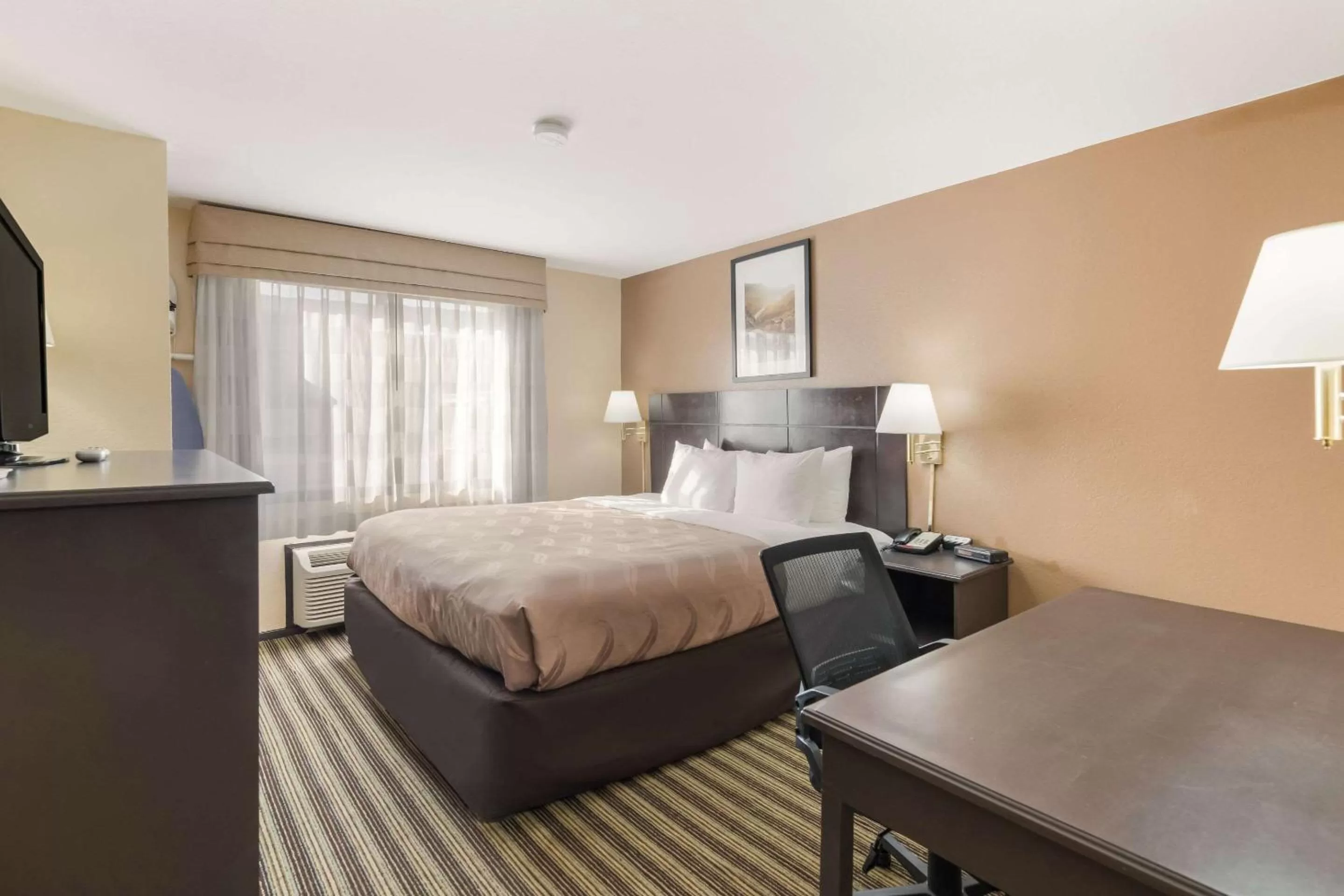 Photo of the whole room, Bed in Quality Inn Clovis