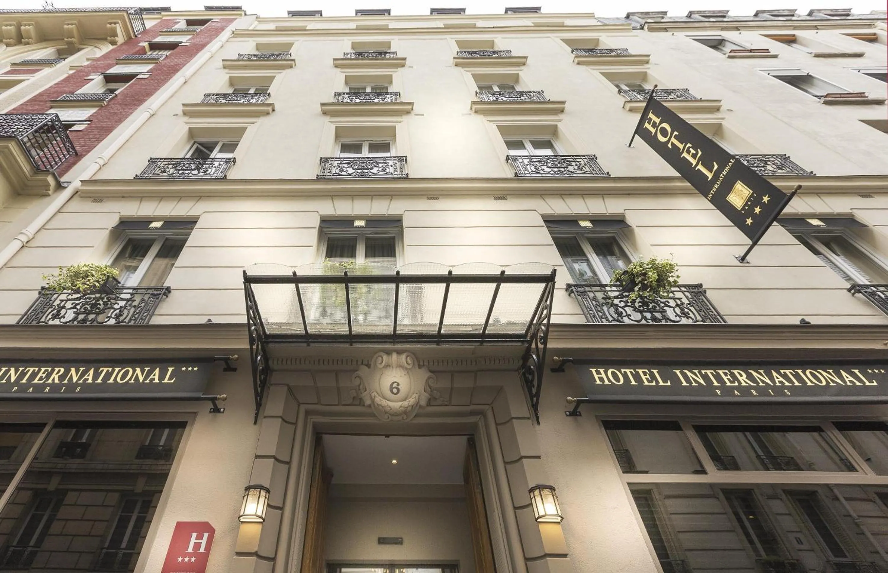 Property building in Hôtel International Paris
