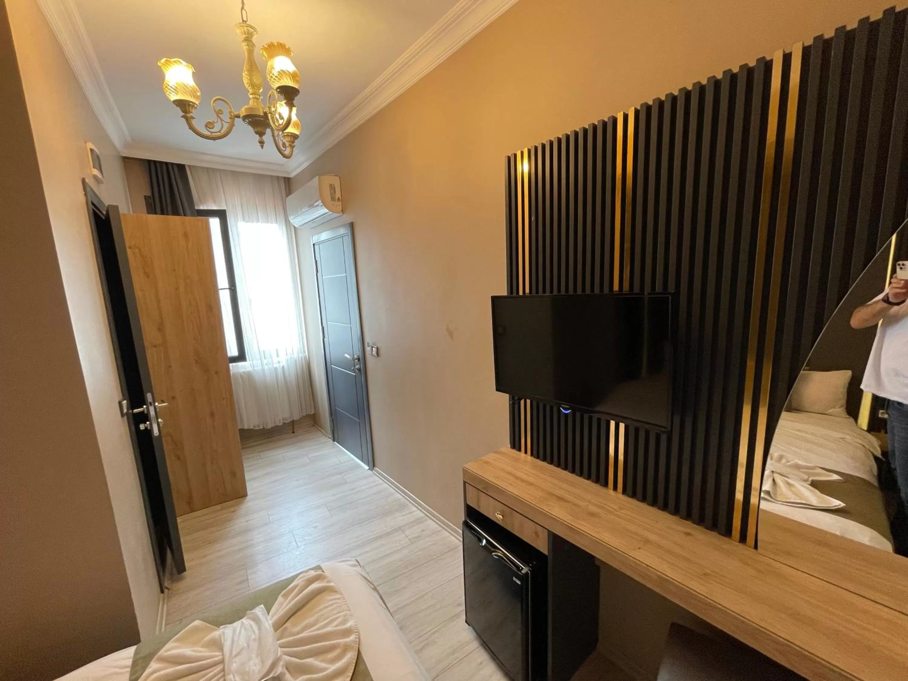 Photo of the whole room, Bed in New Taksim Hotel