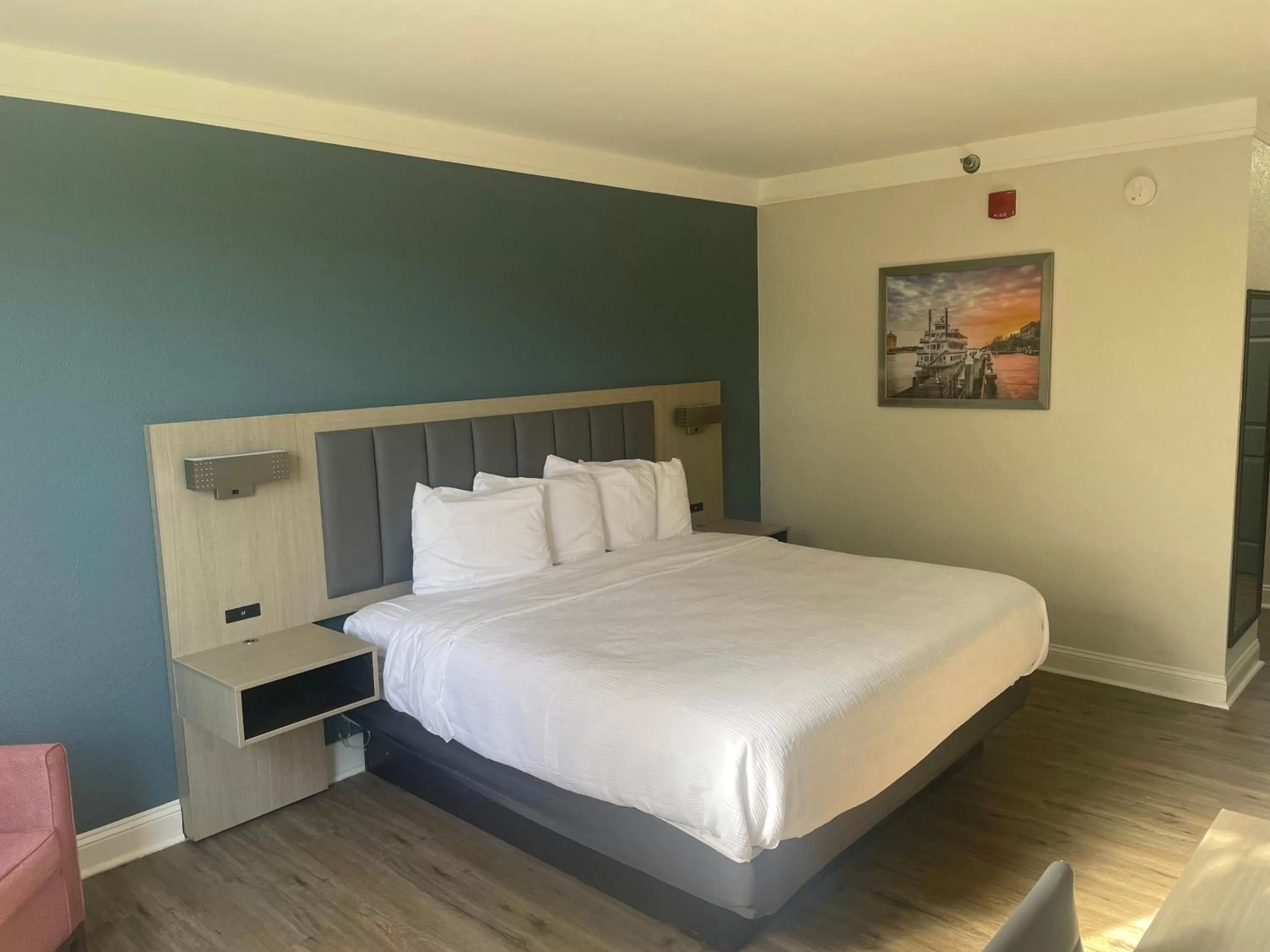 Bedroom, Bed in Wingate by Wyndham Savannah Gateway