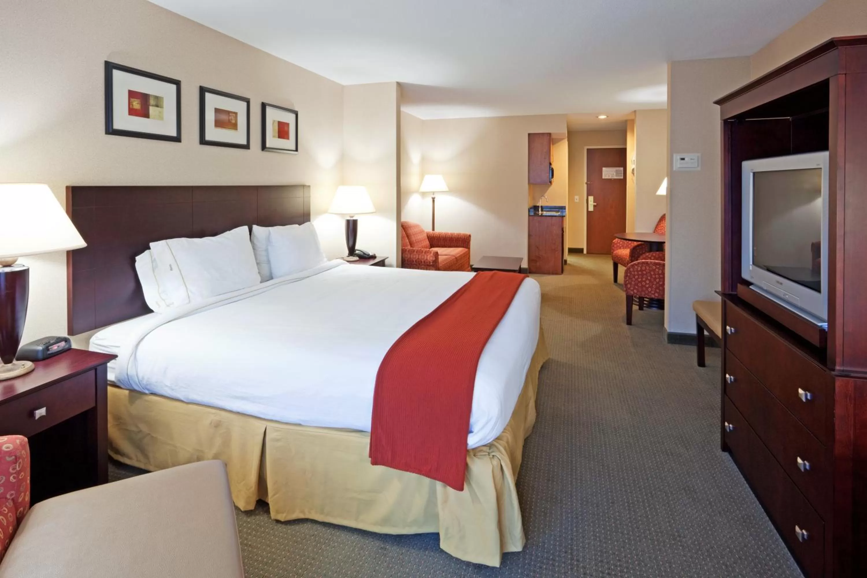 Photo of the whole room, Bed in Holiday Inn Express Hotel & Suites Freeport by IHG