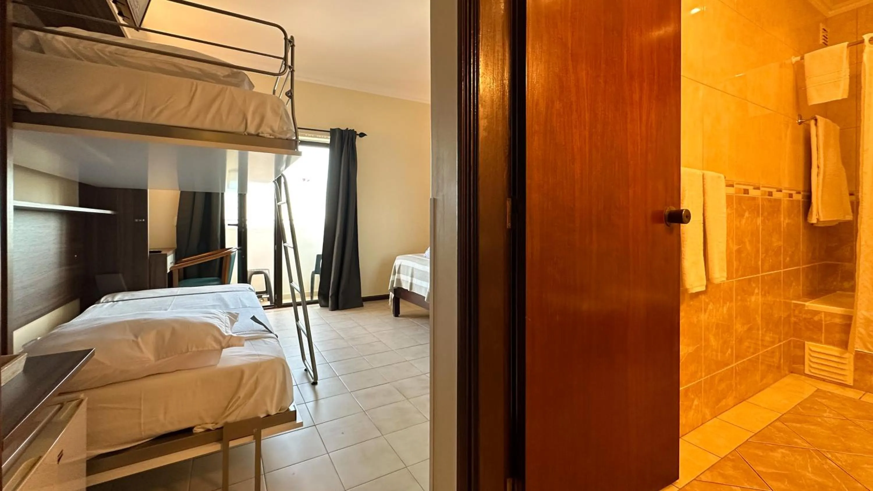 Bathroom, Bed in Hotel Avenida Praia