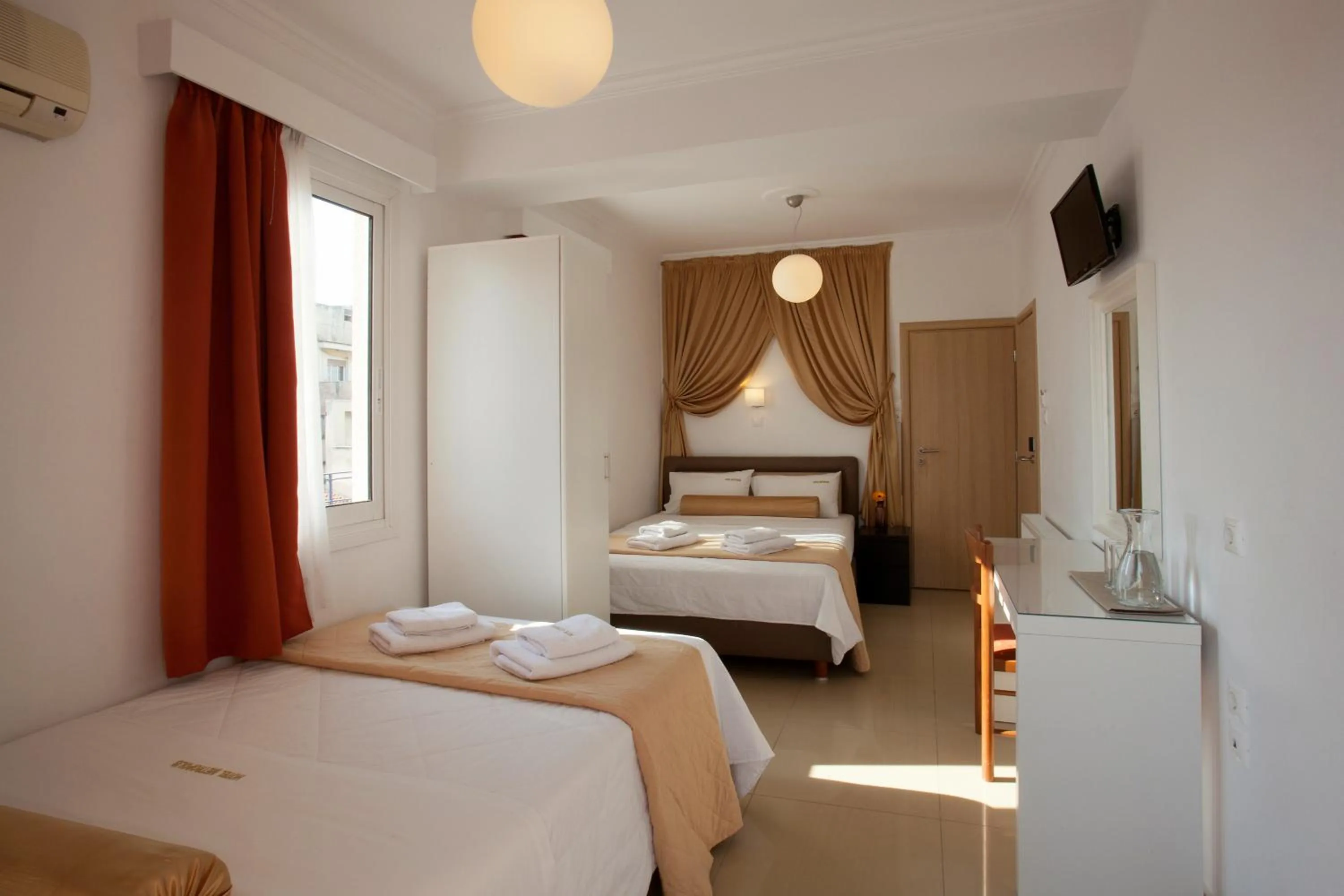 Bed in Metropolis Hotel