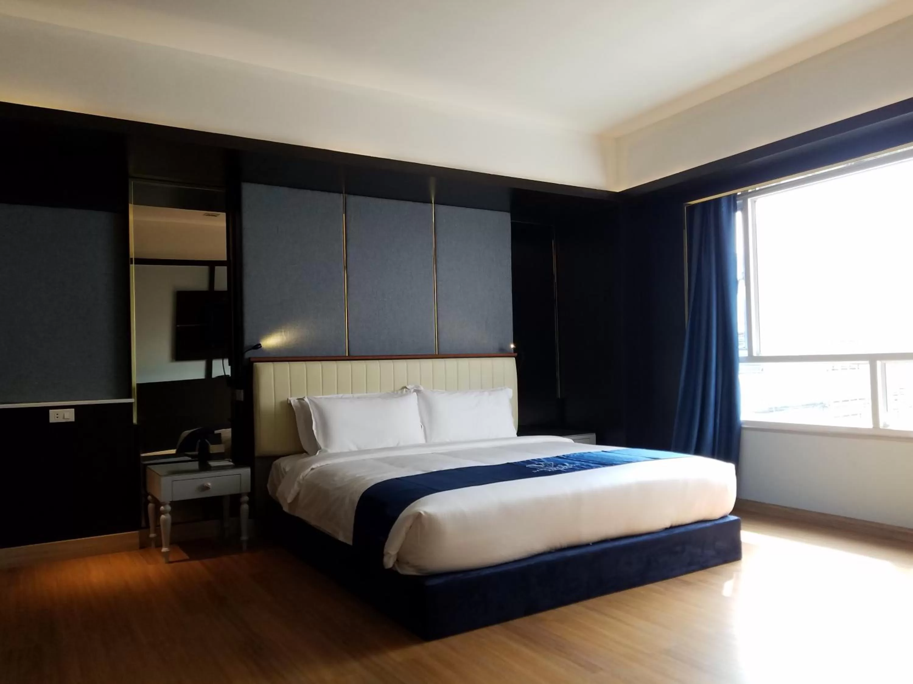 Photo of the whole room, Bed in Sapphire Hotel Silom Bangkok