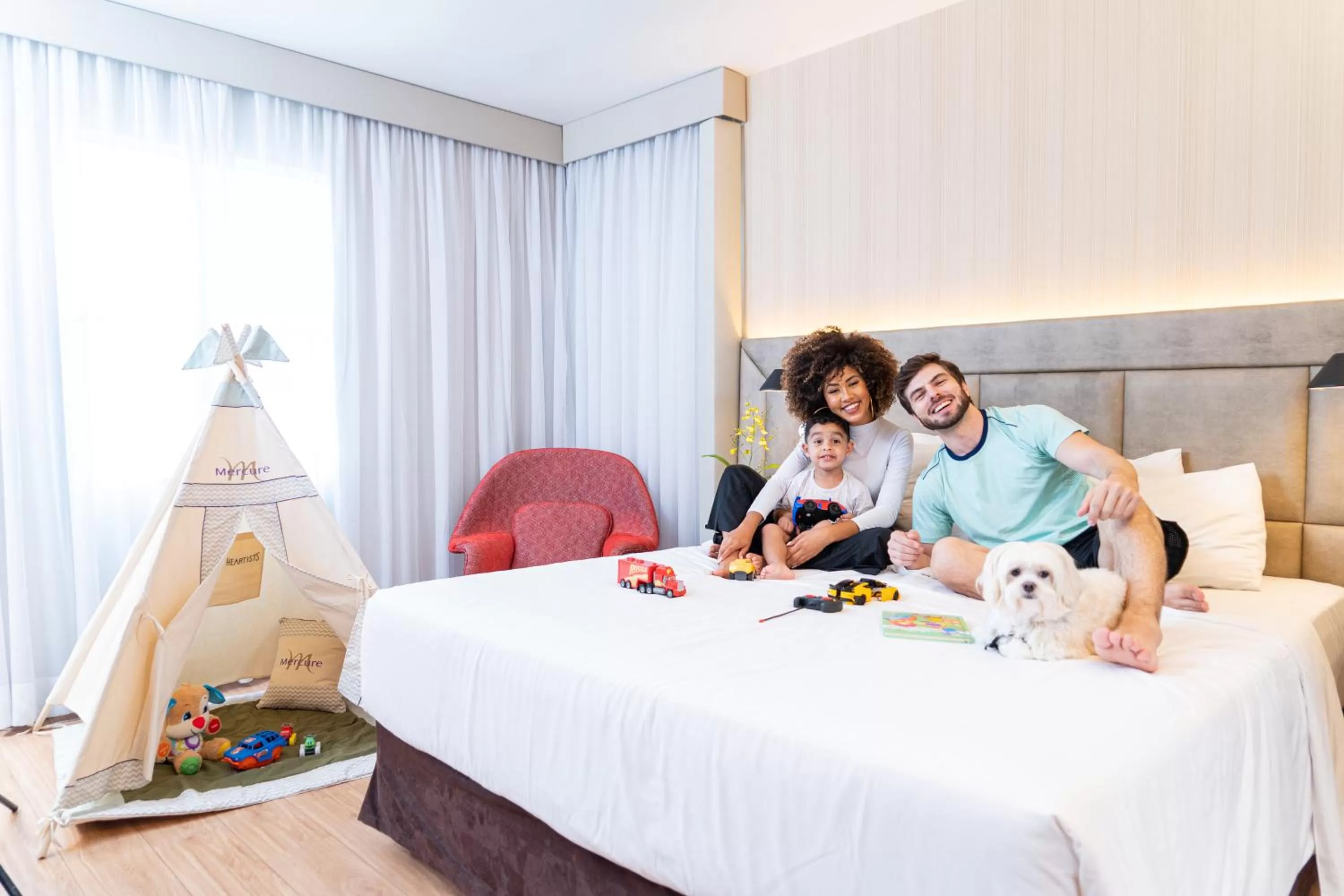 People, Bed in Mercure Sao Paulo Jardins