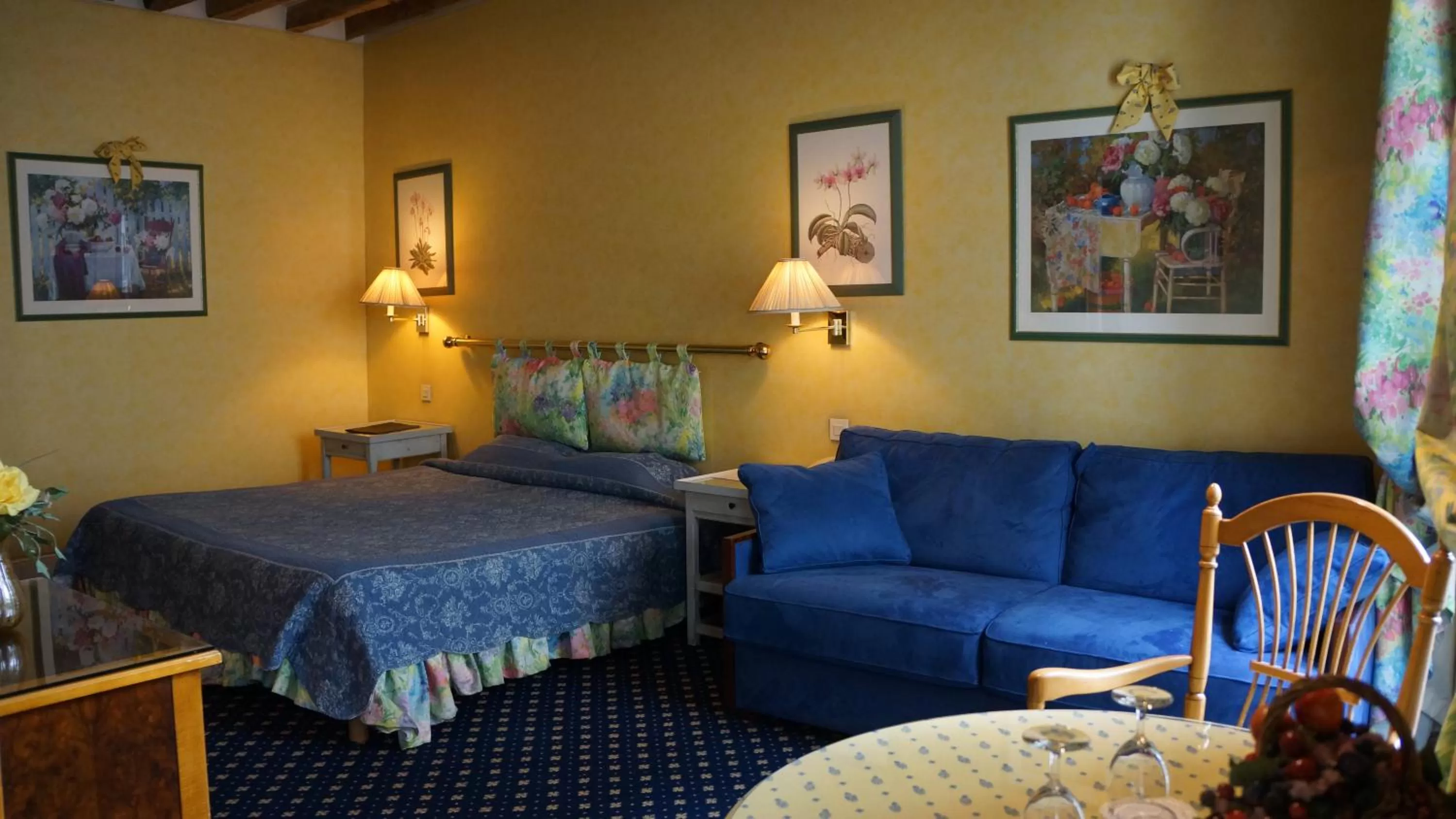 Photo of the whole room, Bed in Le Relais Médicis