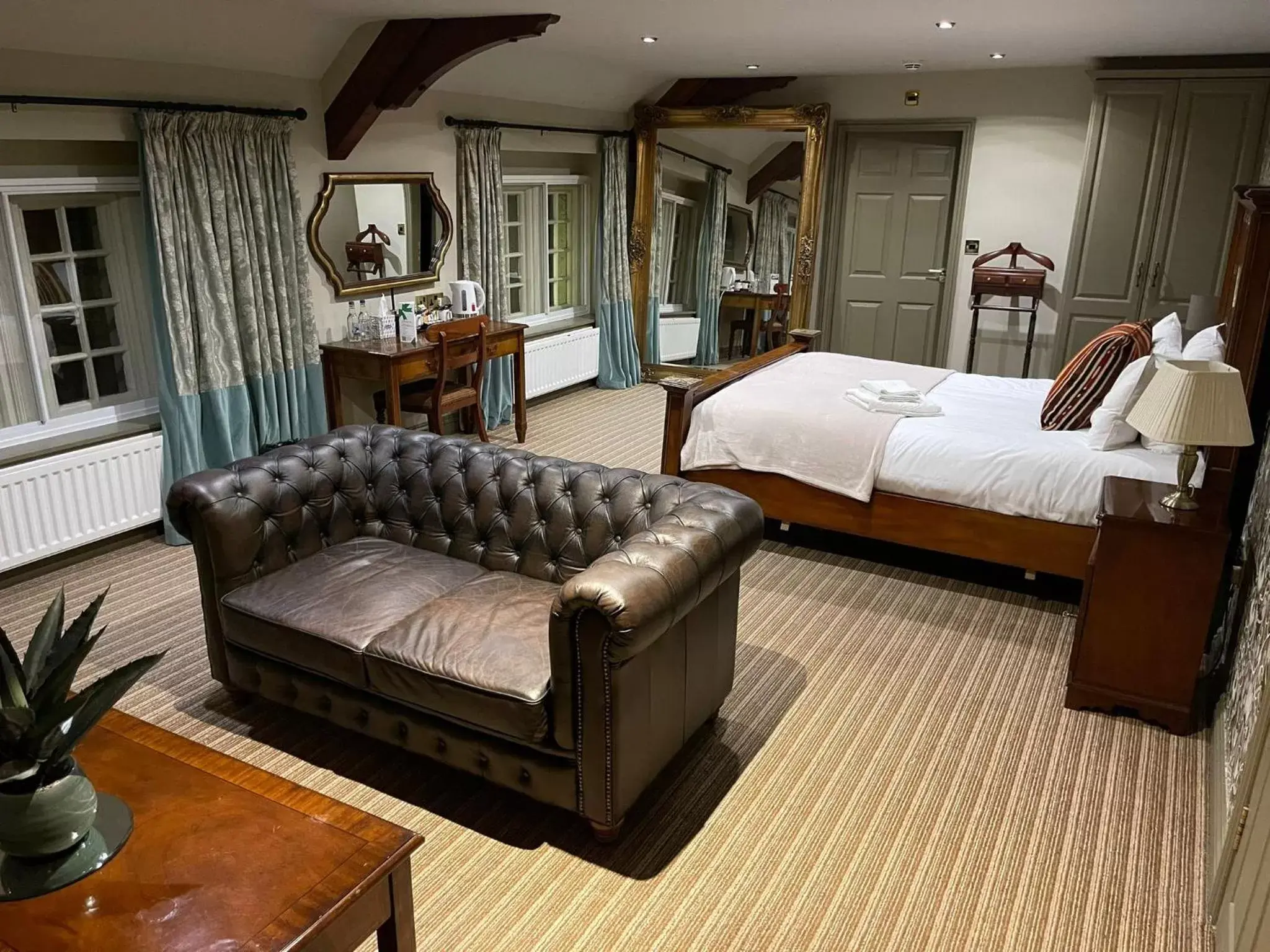 Superior King Room - Non-Smoking in The George - Sure Hotel Collection by Best Western Superior King Room - Non-Smoking in The George - Sure Hotel Collection by Best Western