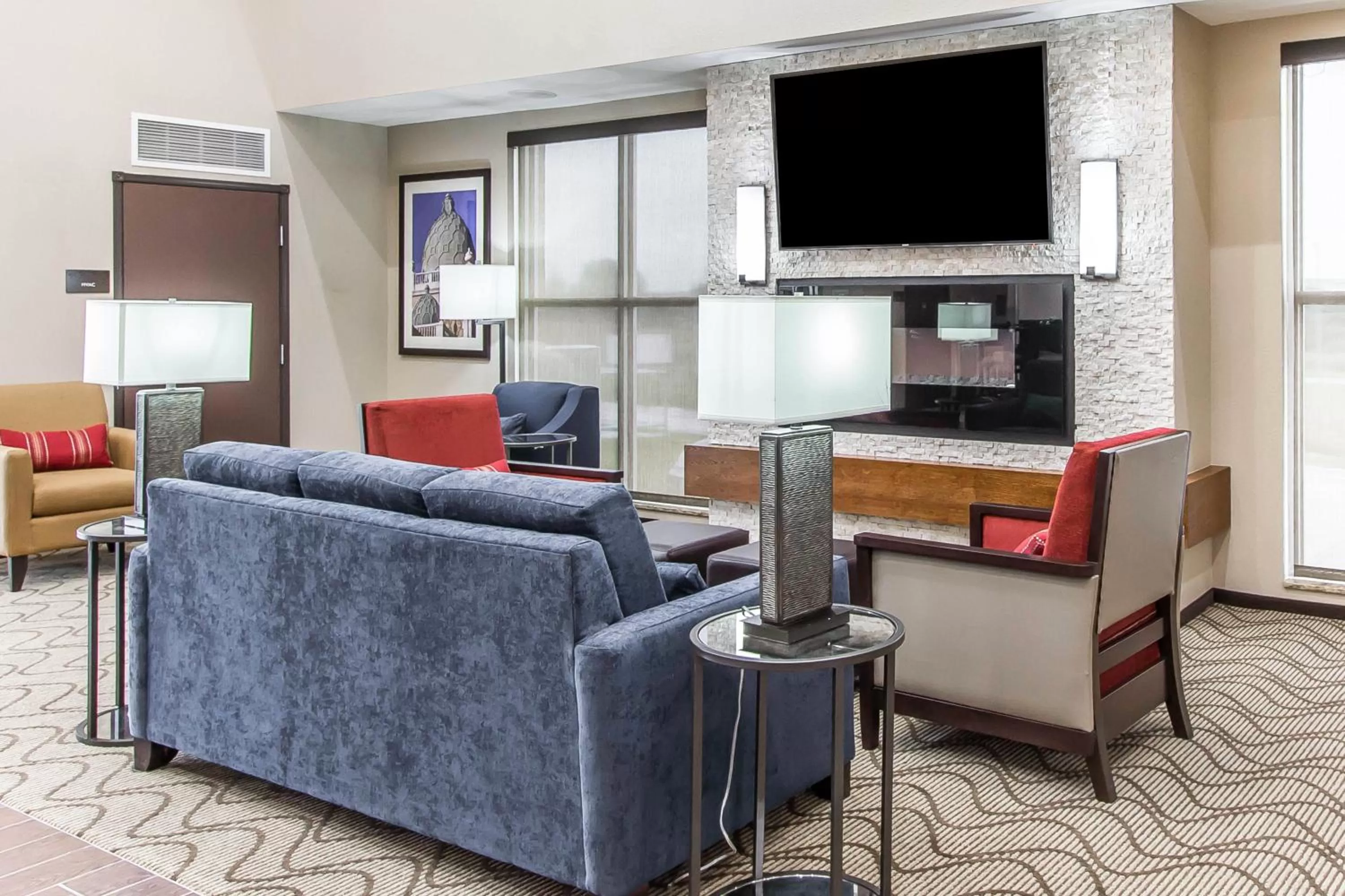 Living room in Comfort Suites West Omaha