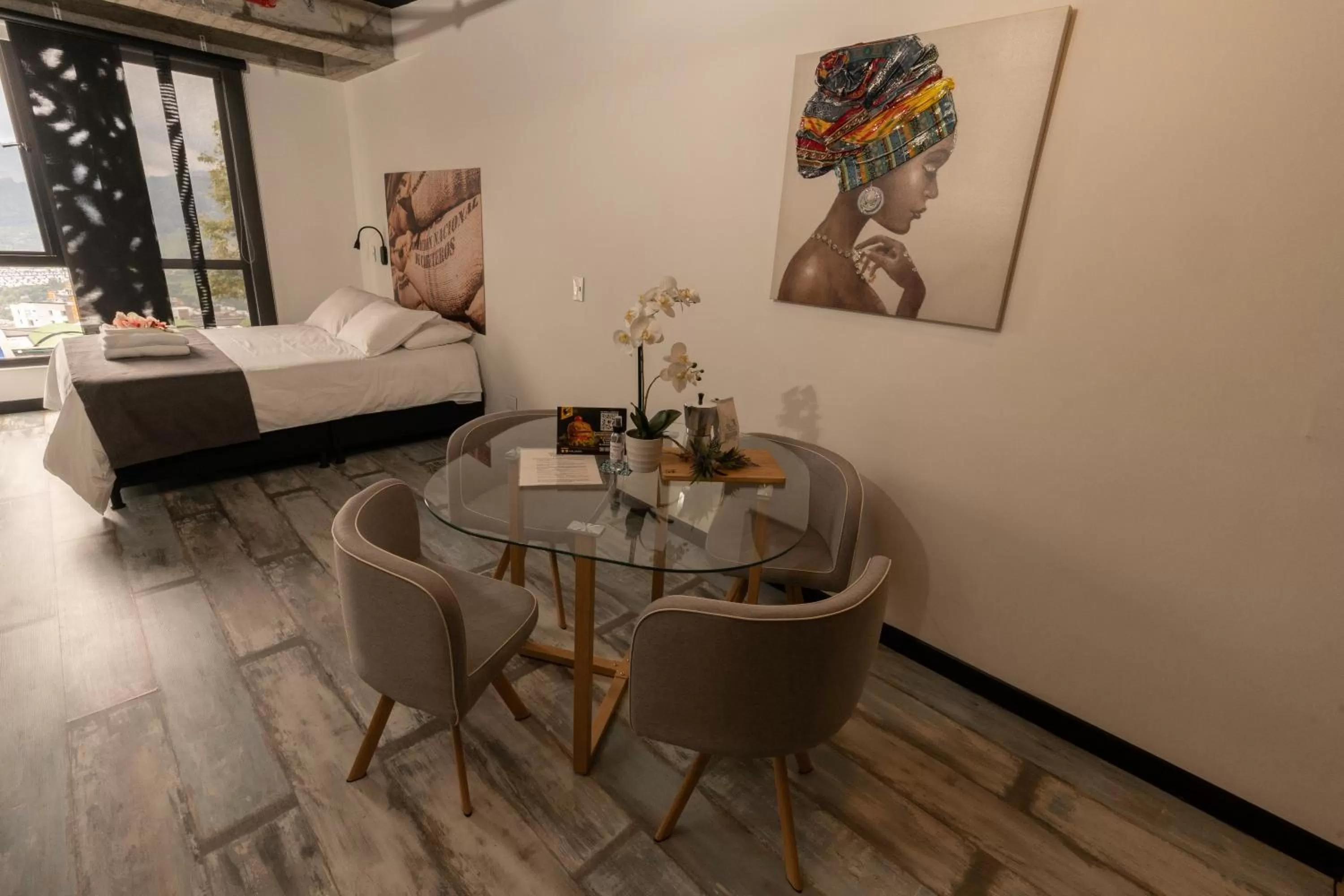 Photo of the whole room, Bed in The Coffee Club Apartahotel