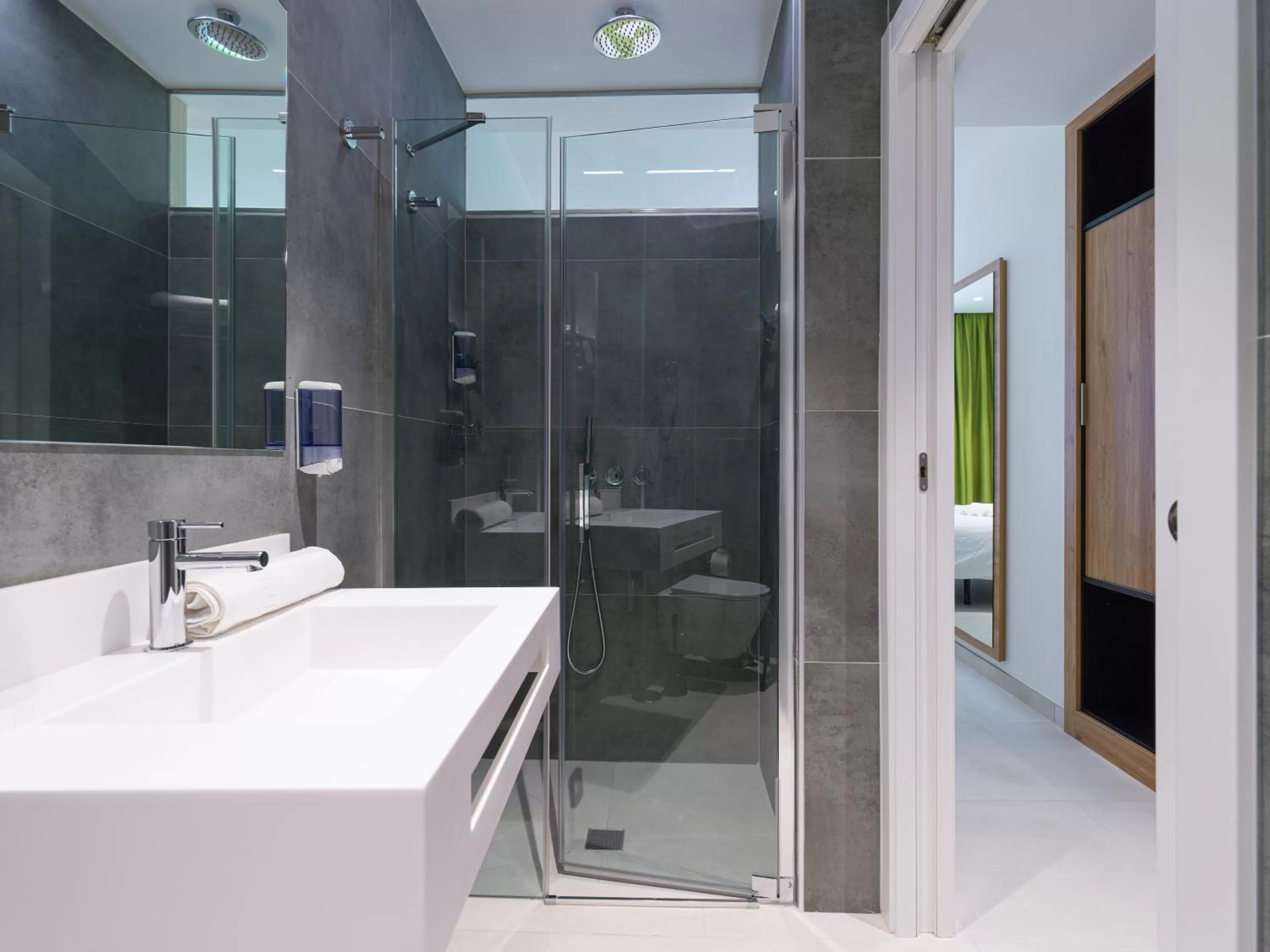 Shower in Hotel MG Poniente