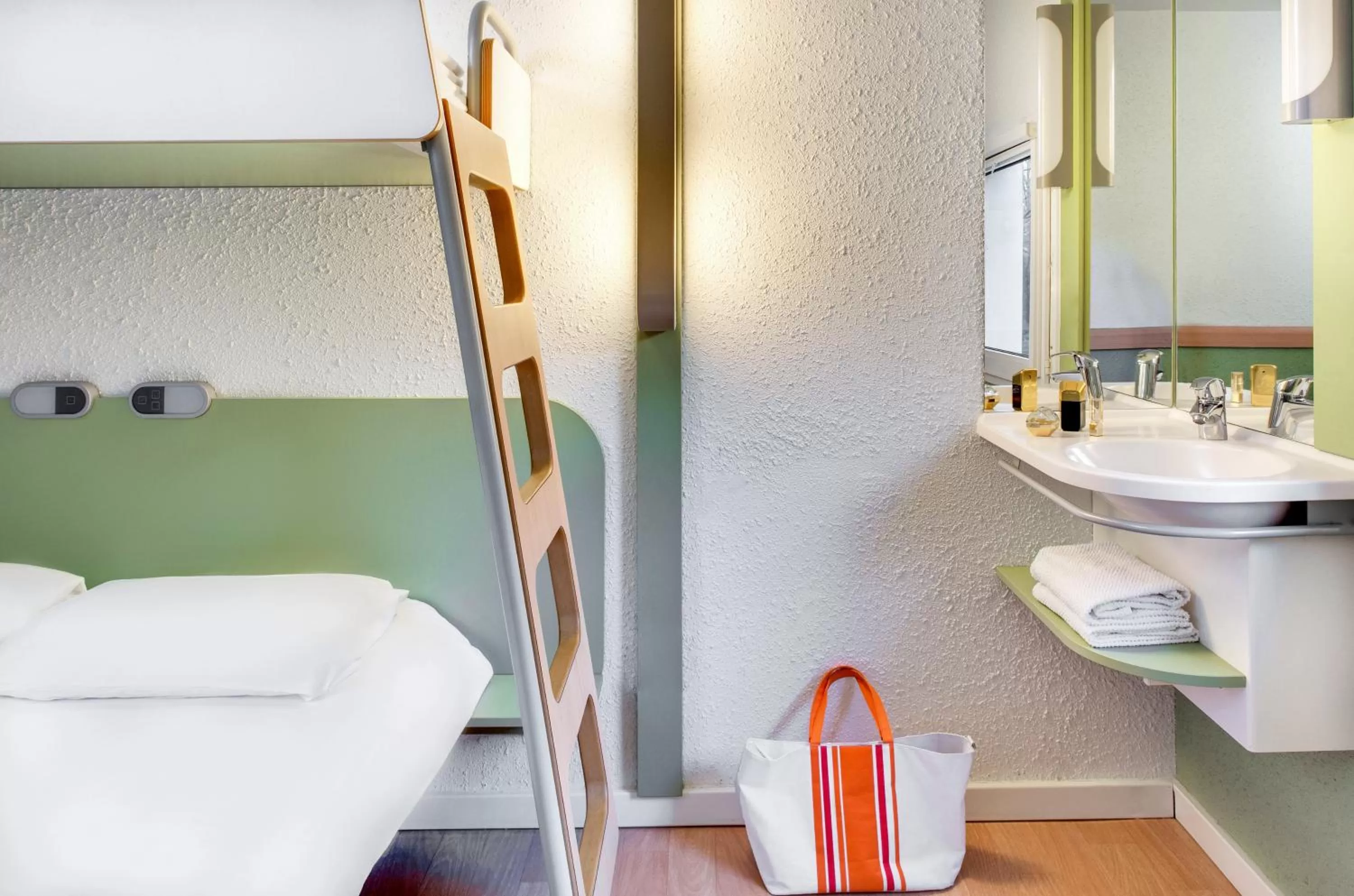 Photo of the whole room, Bed in Hotel Ibis Budget Vichy