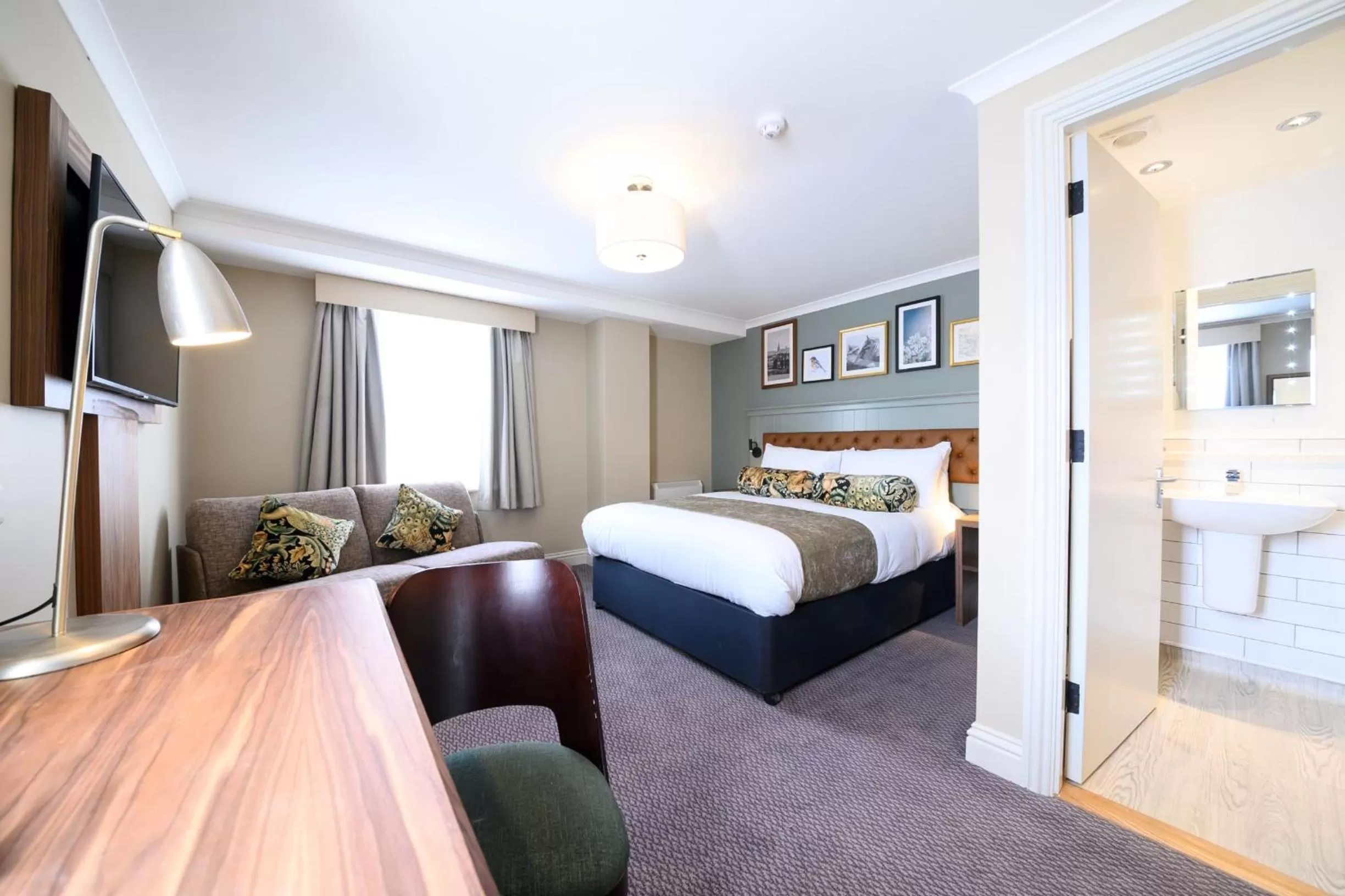 TV and multimedia, Bed in The St George and Dragon by Innkeeper's Collection