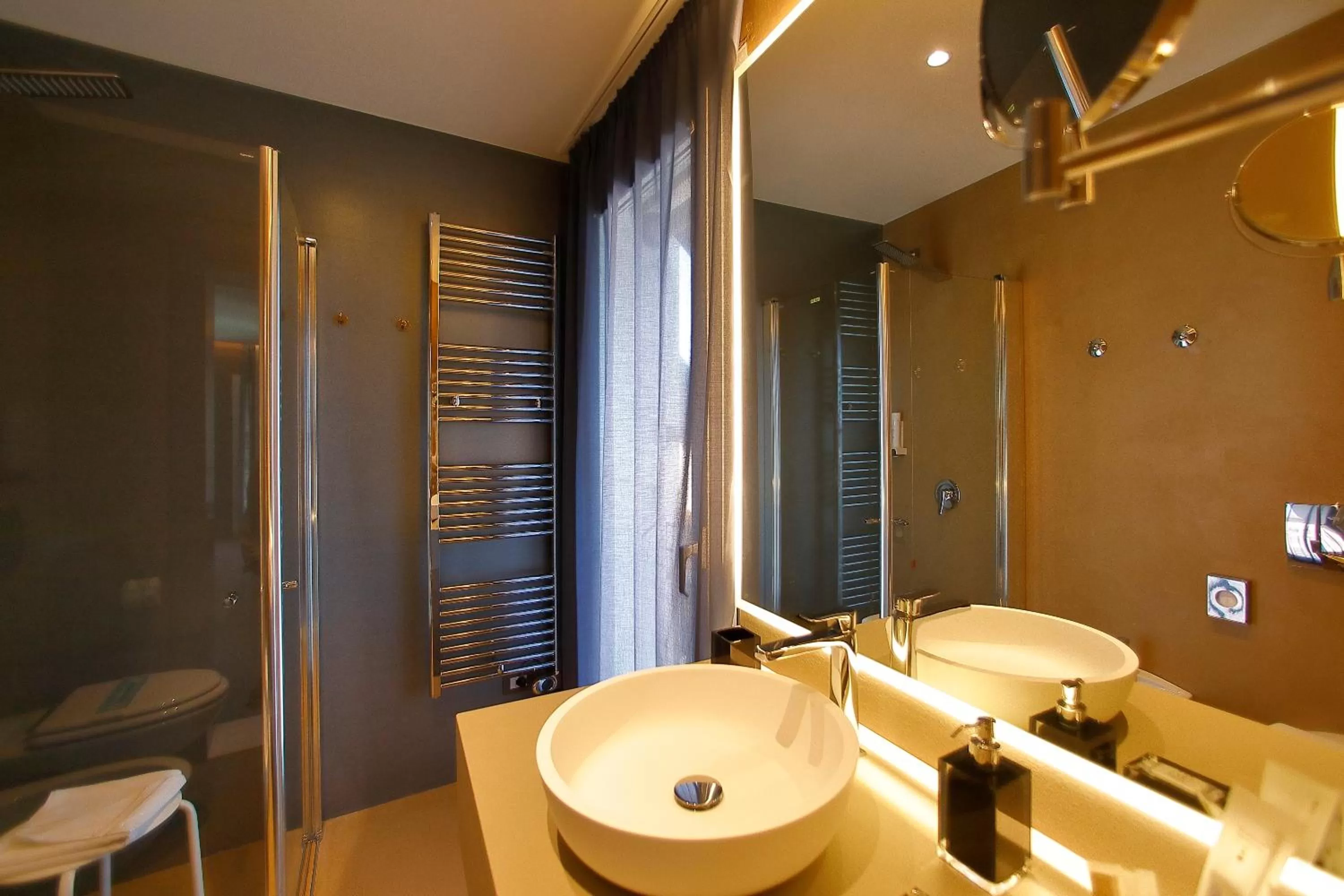 Shower in Hotel Bell'arrivo by Dori