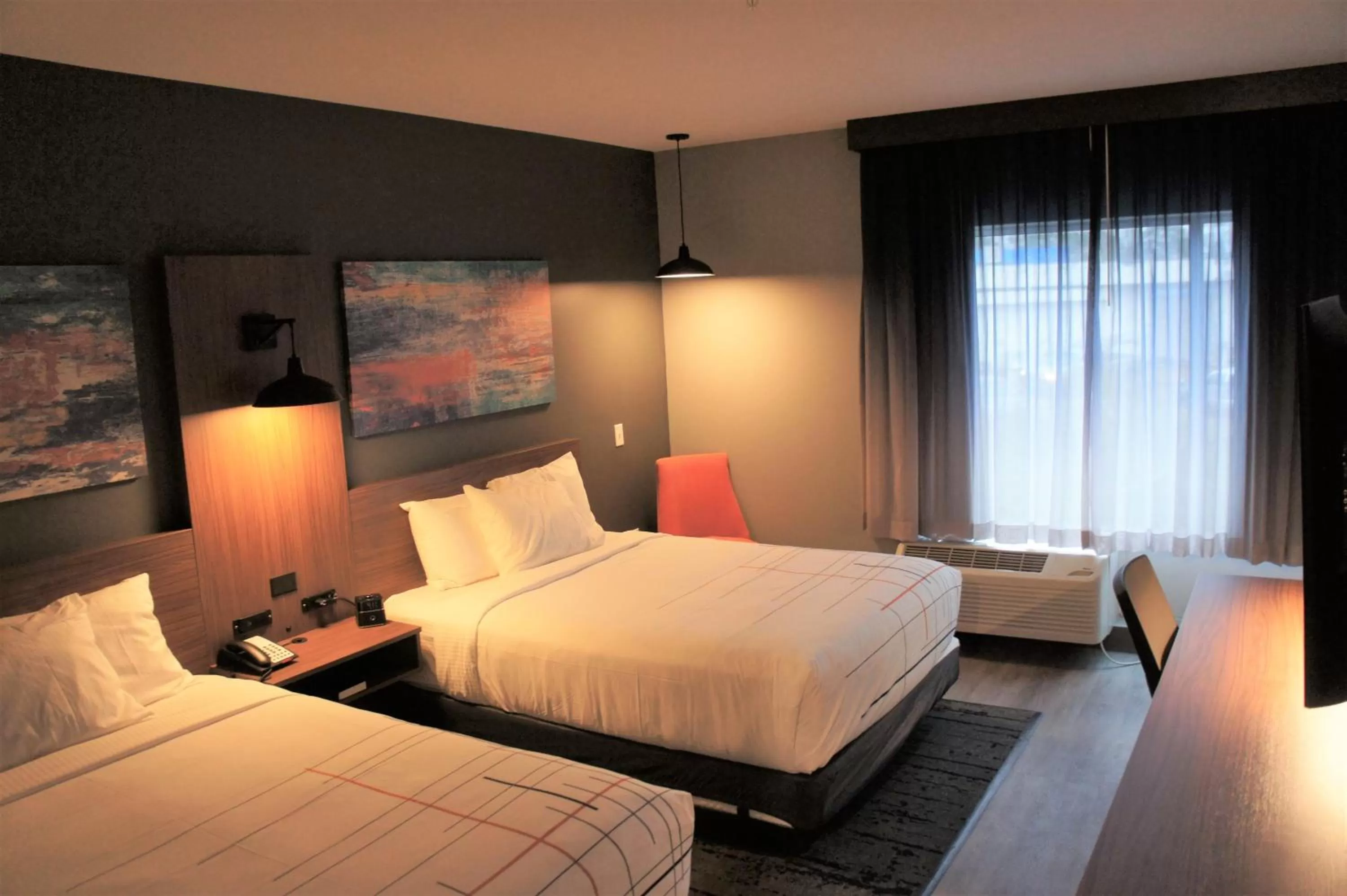 Photo of the whole room, Bed in La Quinta Inn & Suites by Wyndham Oxford