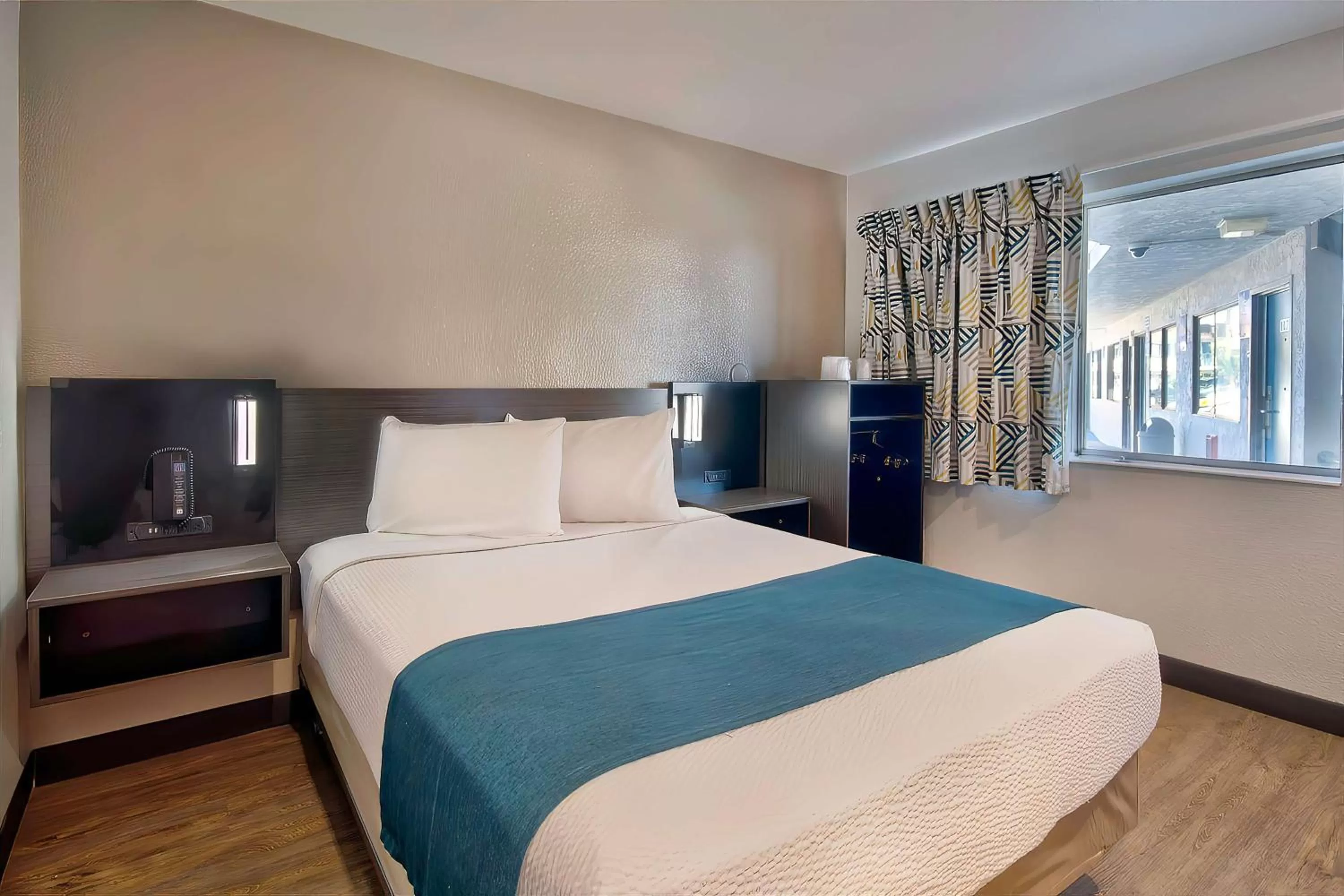 Bedroom, Bed in Motel 6-Palmdale, CA