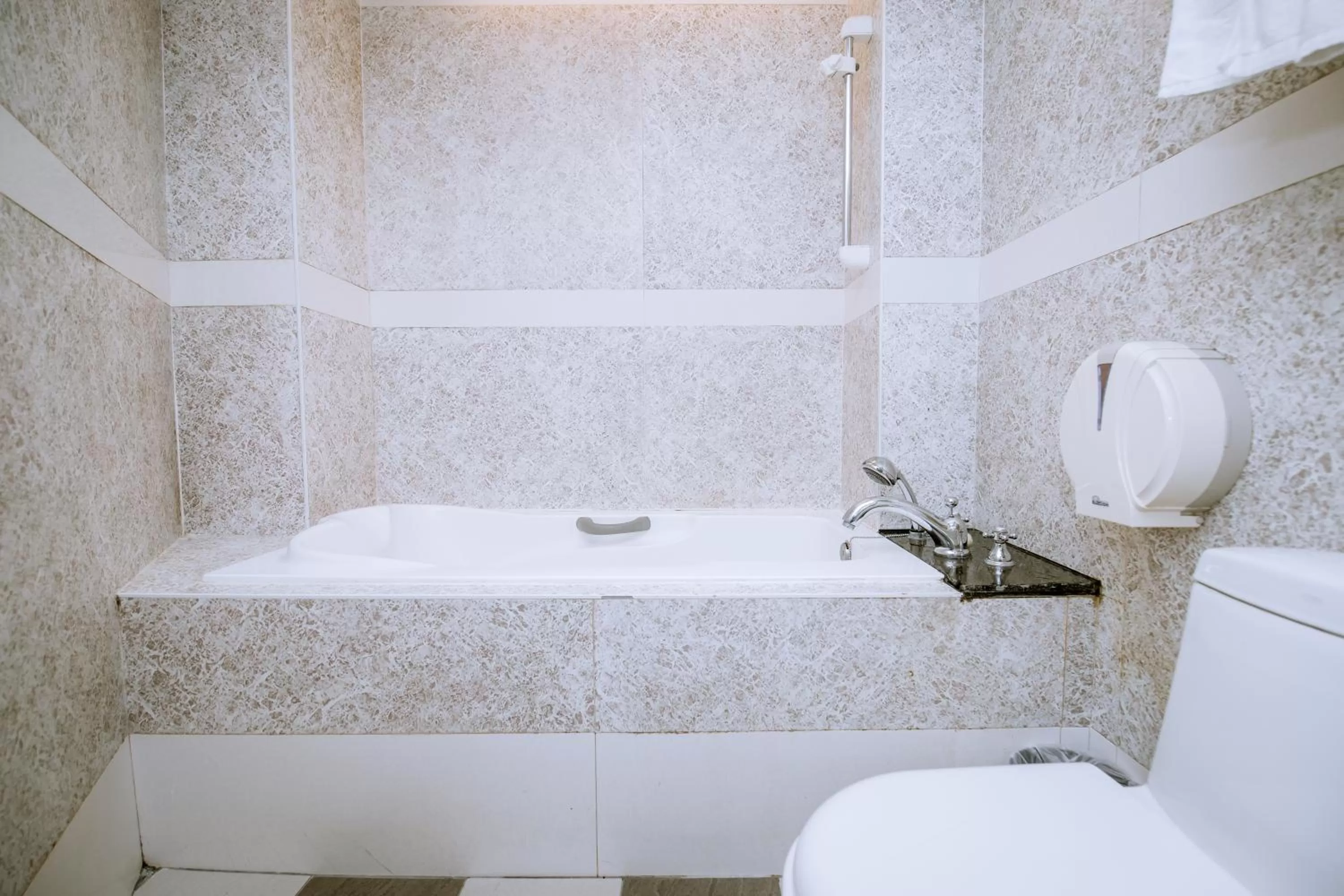 Shower in Guide Hotel Taipei Xinyi