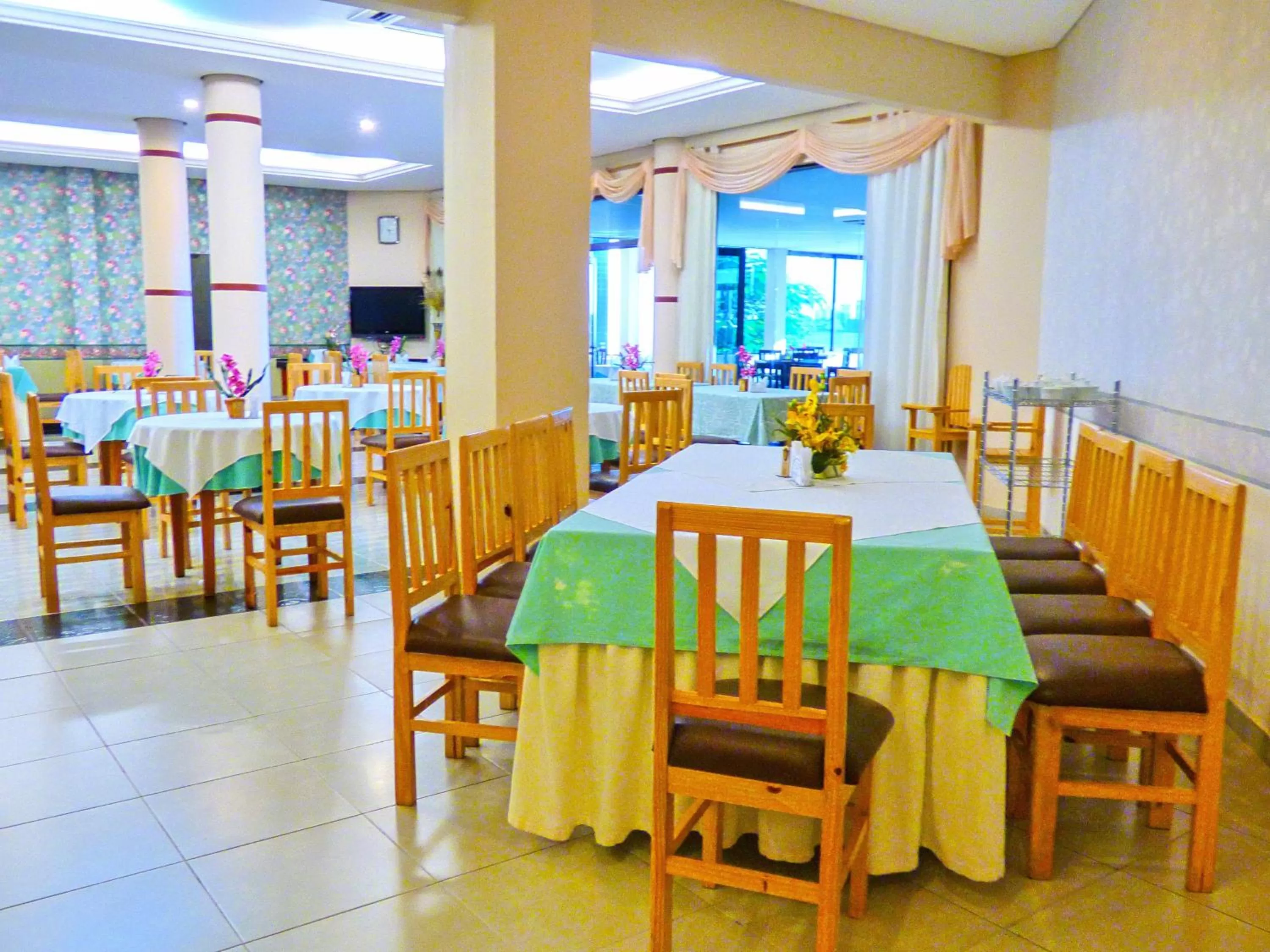 Restaurant/places to eat in De La Costa Hotel