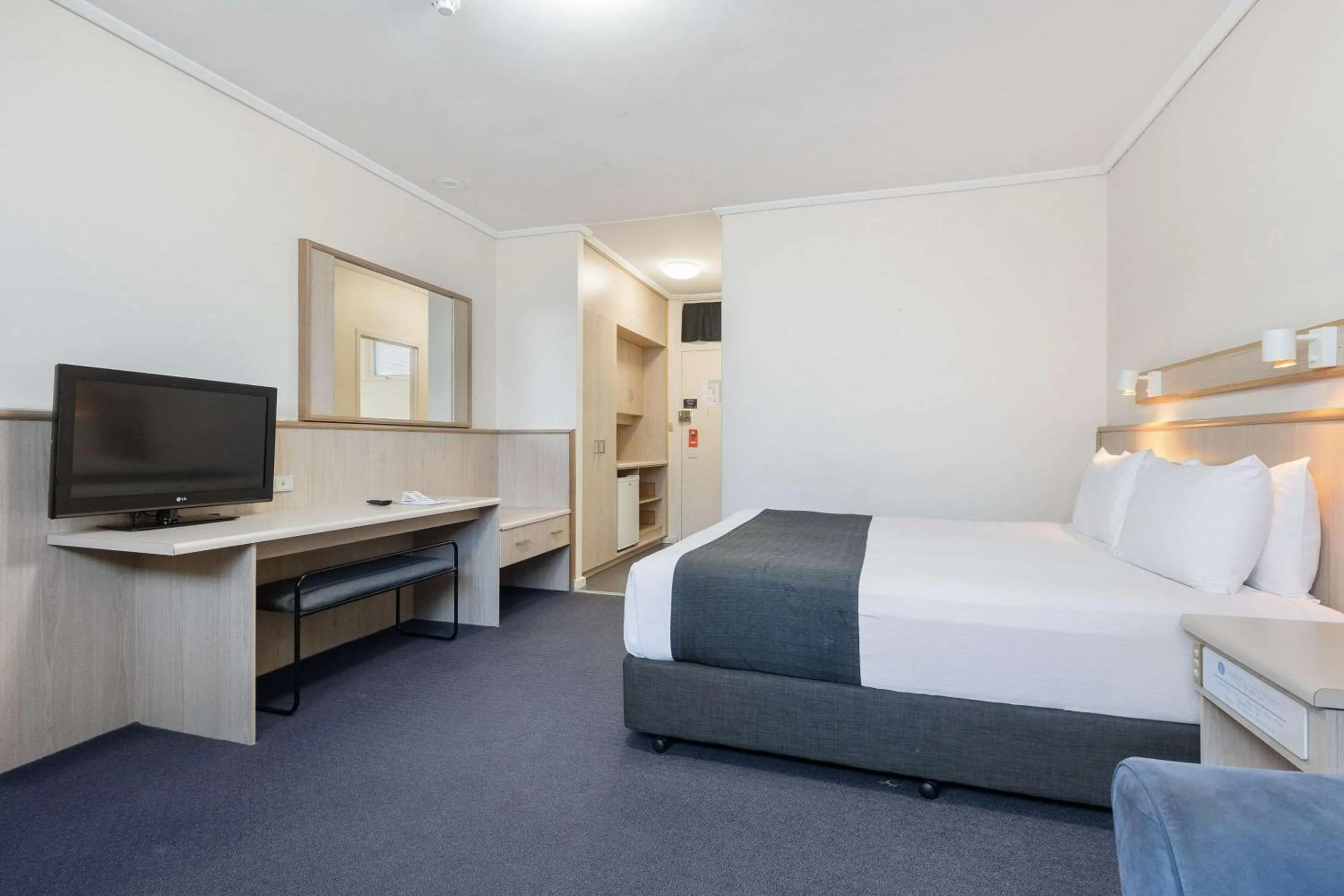 Bedroom, Bed in Comfort Inn Glenelg