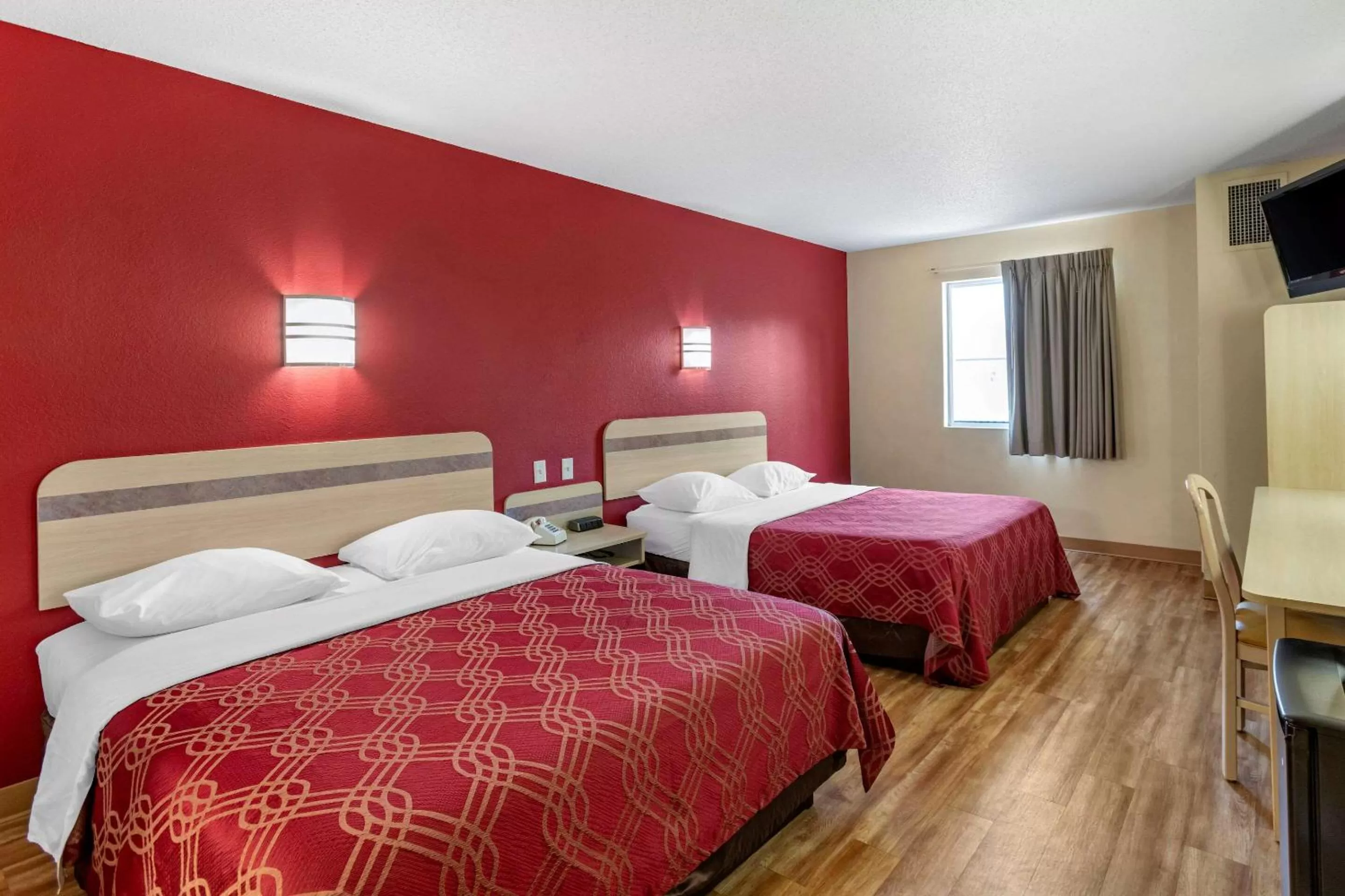 Photo of the whole room, Bed in Econo Lodge