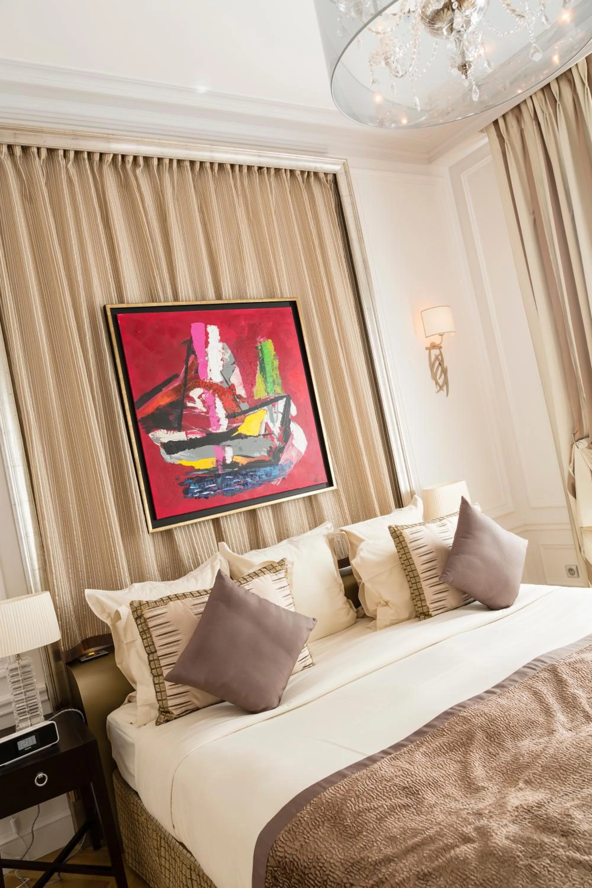 Bedroom, Bed in Majestic Hotel Spa - Champs Elysées