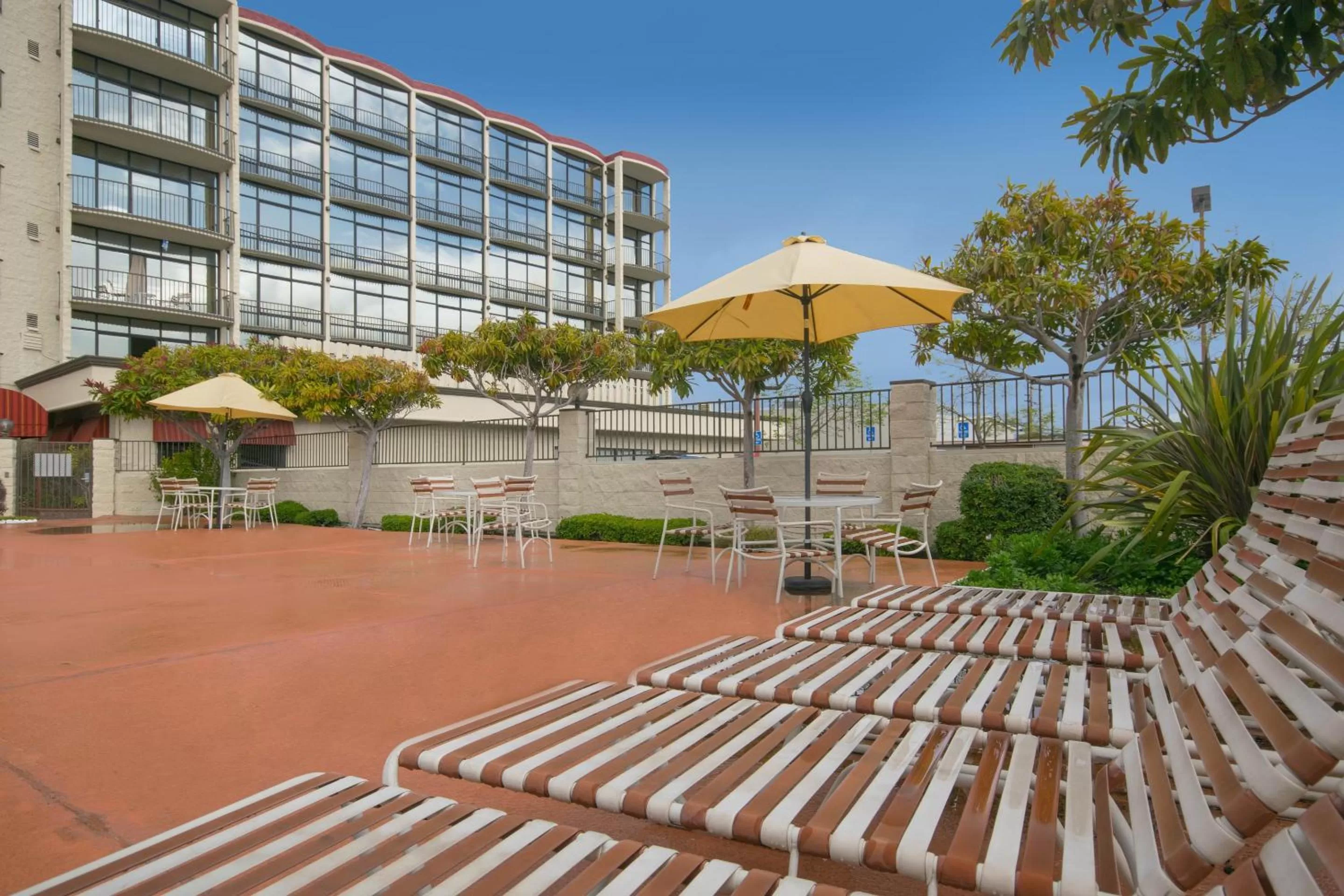 Property building in Oakland Airport Executive Hotel