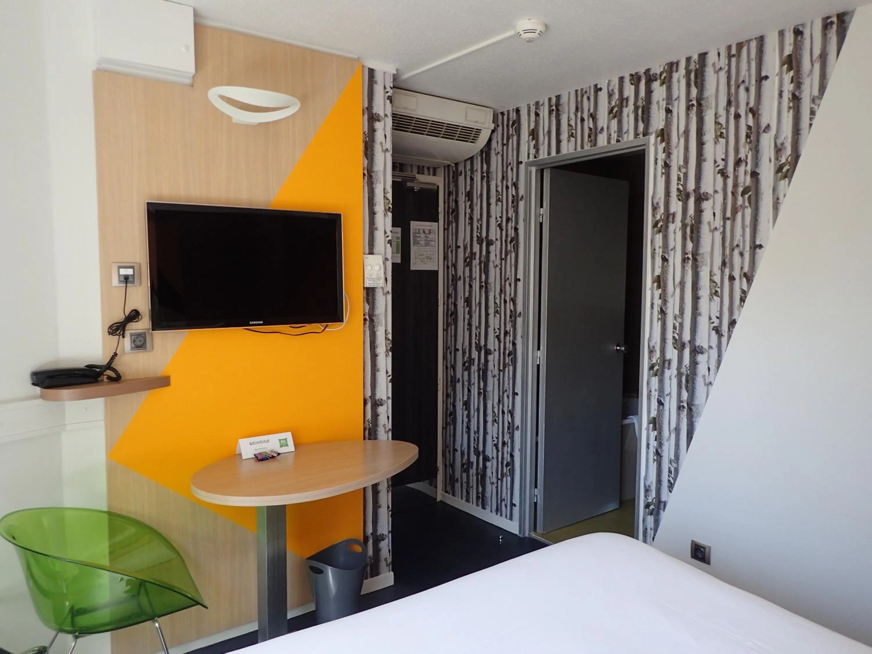Standard Double Room with One Double Bed - single occupancy in ibis Styles Annecy Centre Gare