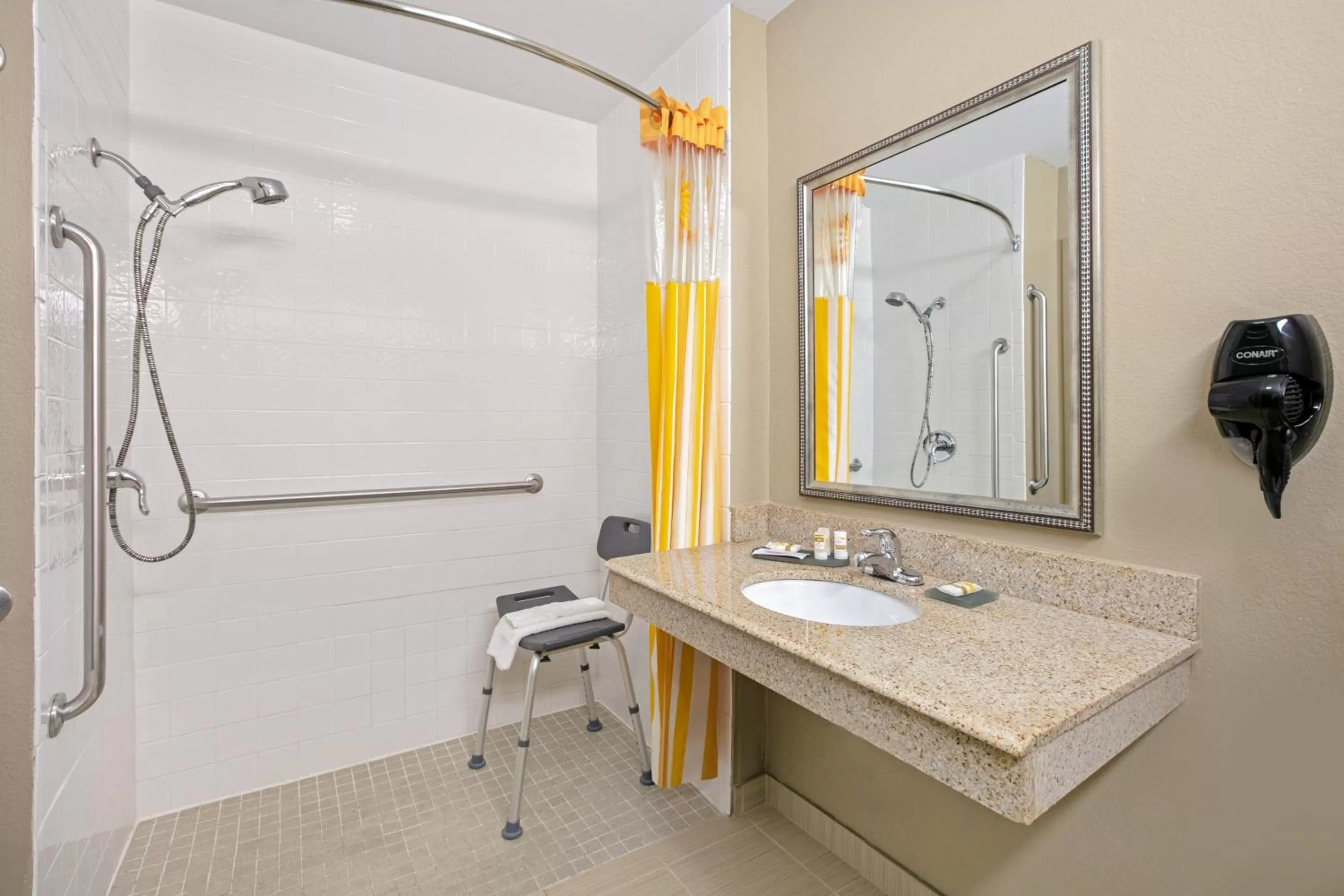 Shower in La Quinta Inn and Suites by Wyndham Paris