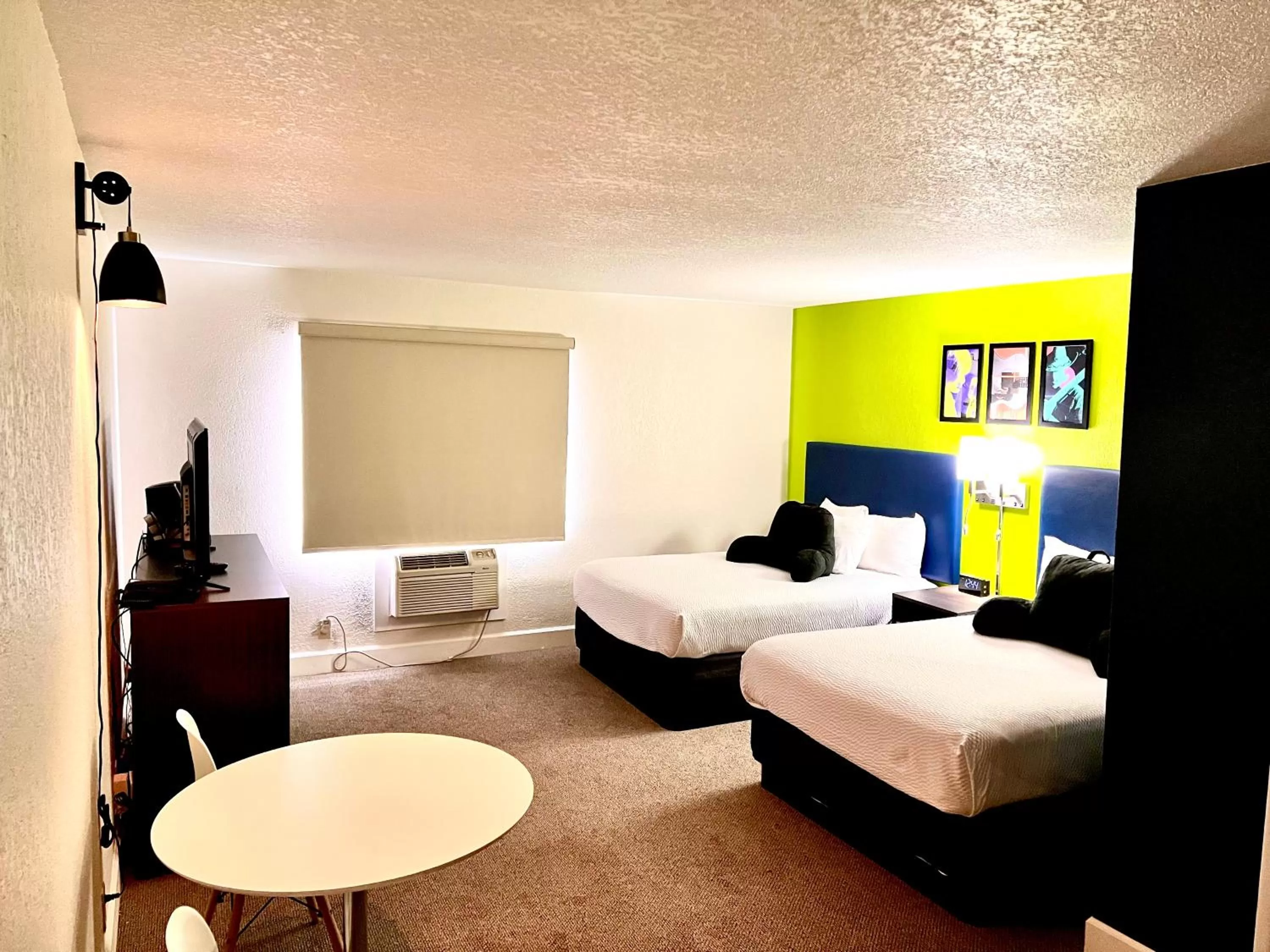 Bedroom, Bed in Signature Inn Eugene