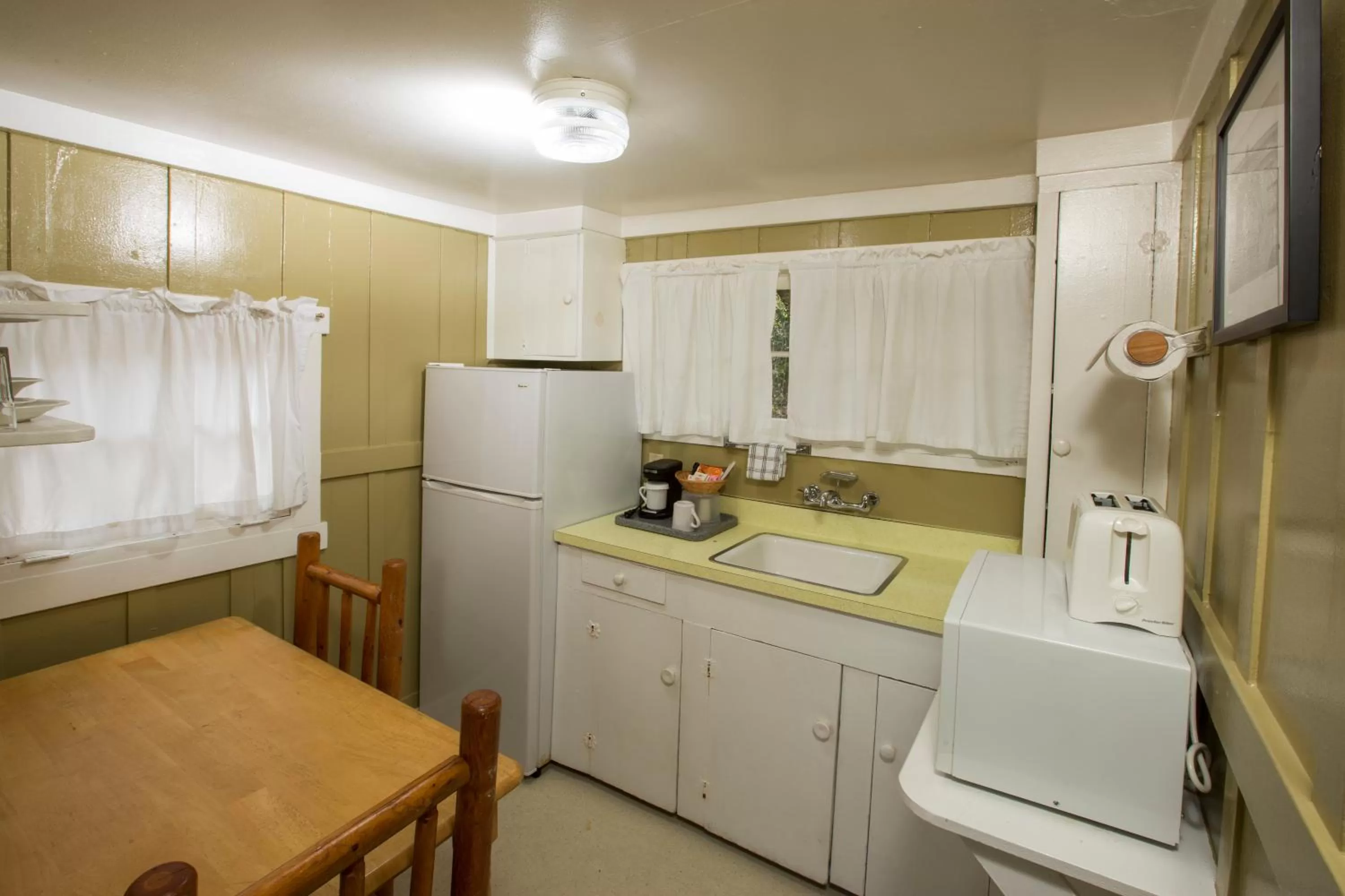Kitchen or kitchenette in Carmel River Inn & Cottages