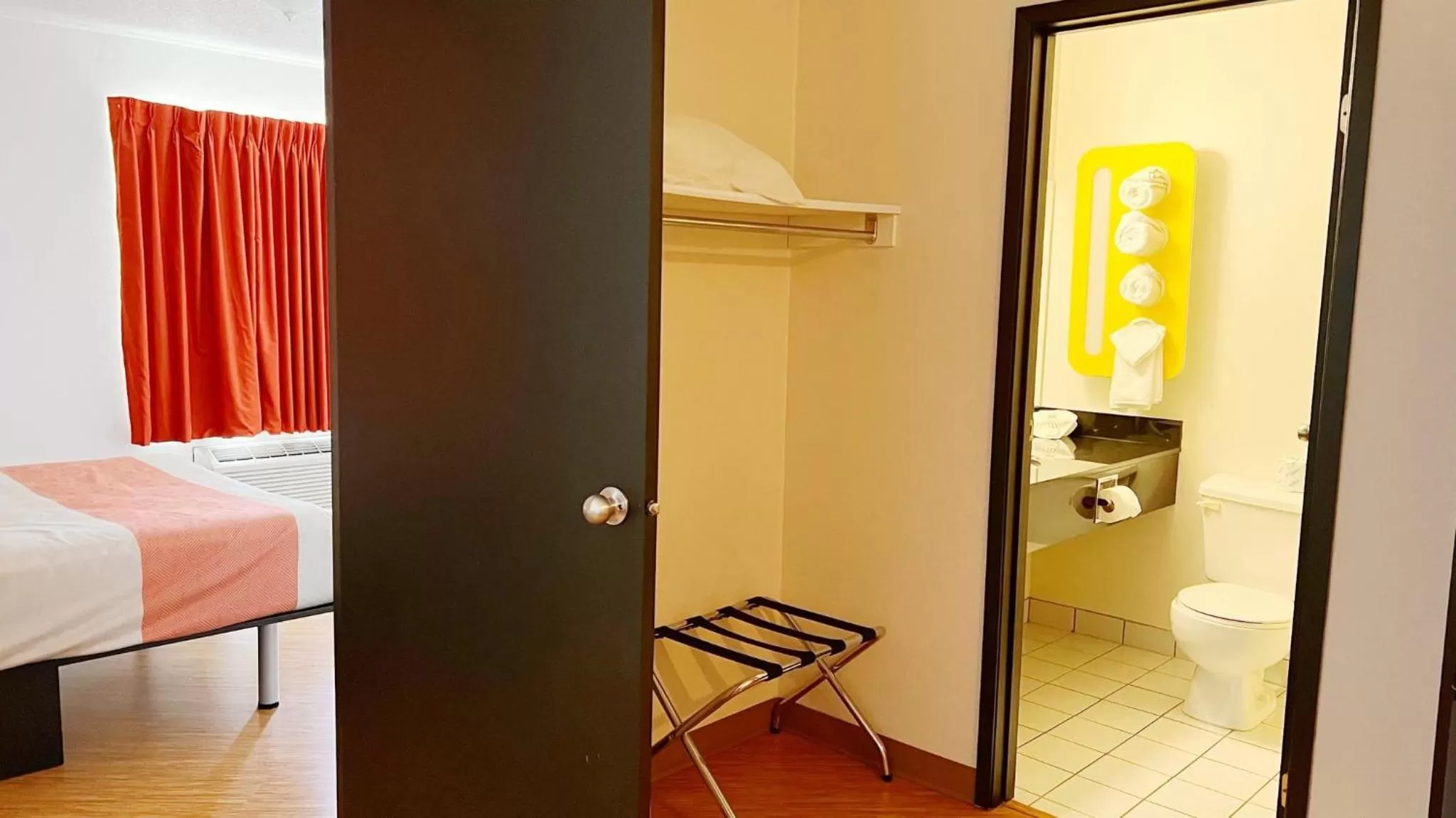 Bed in Motel 6-Regina, SK