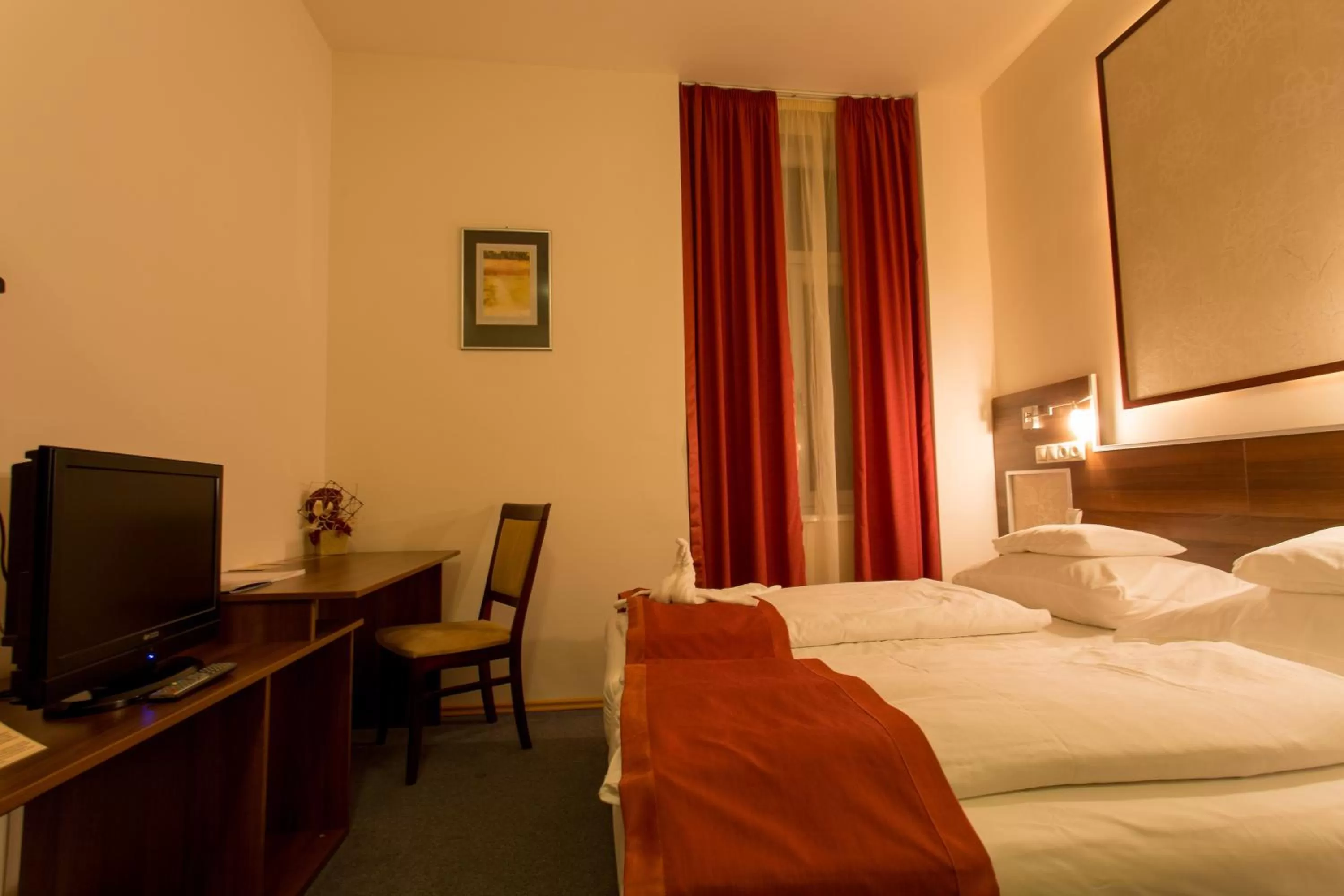 Photo of the whole room, Bed in Körös Panzió és Étterem