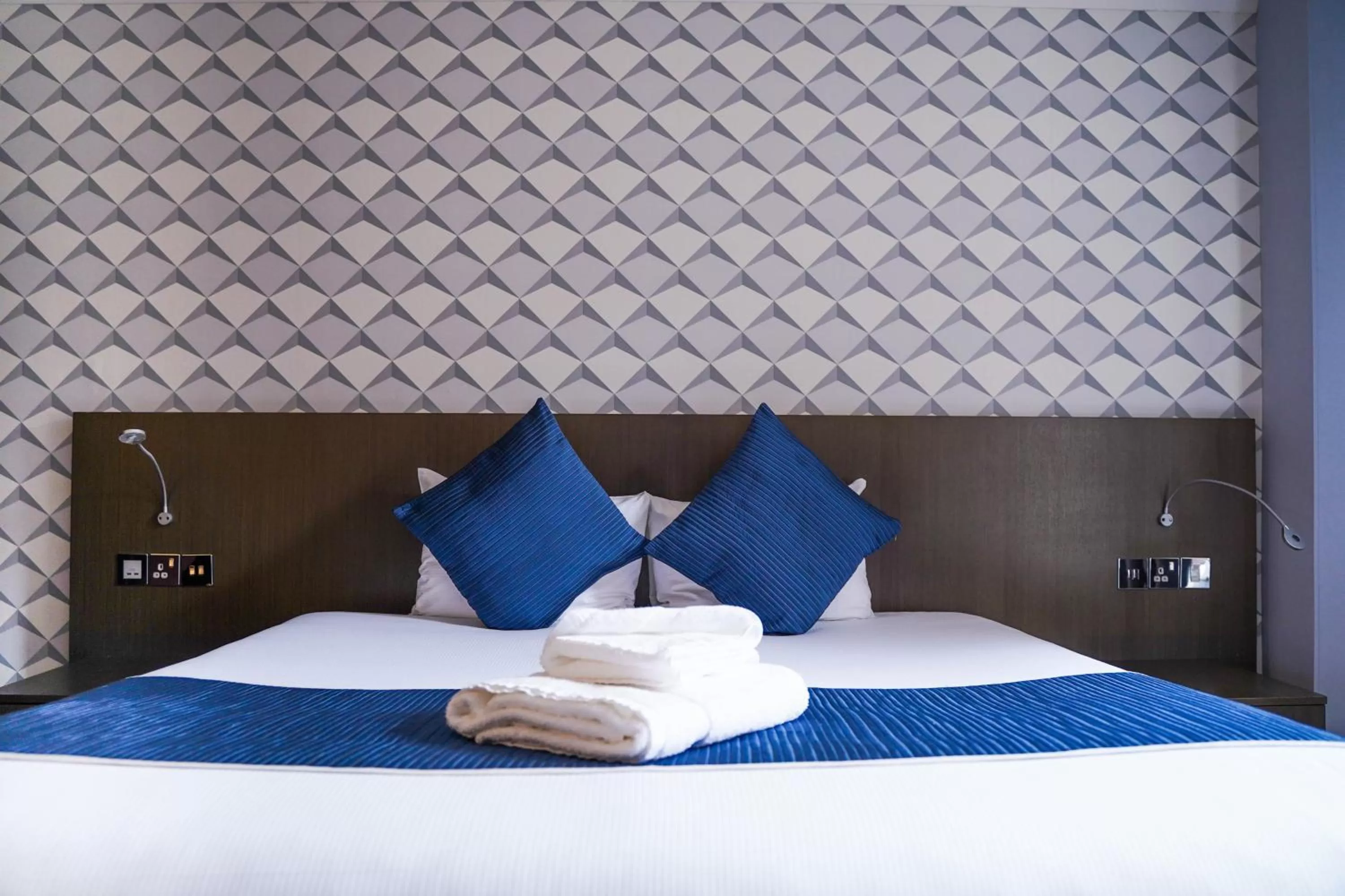 Bedroom, Bed in Draycote Hotel And Whitefields Golf Course