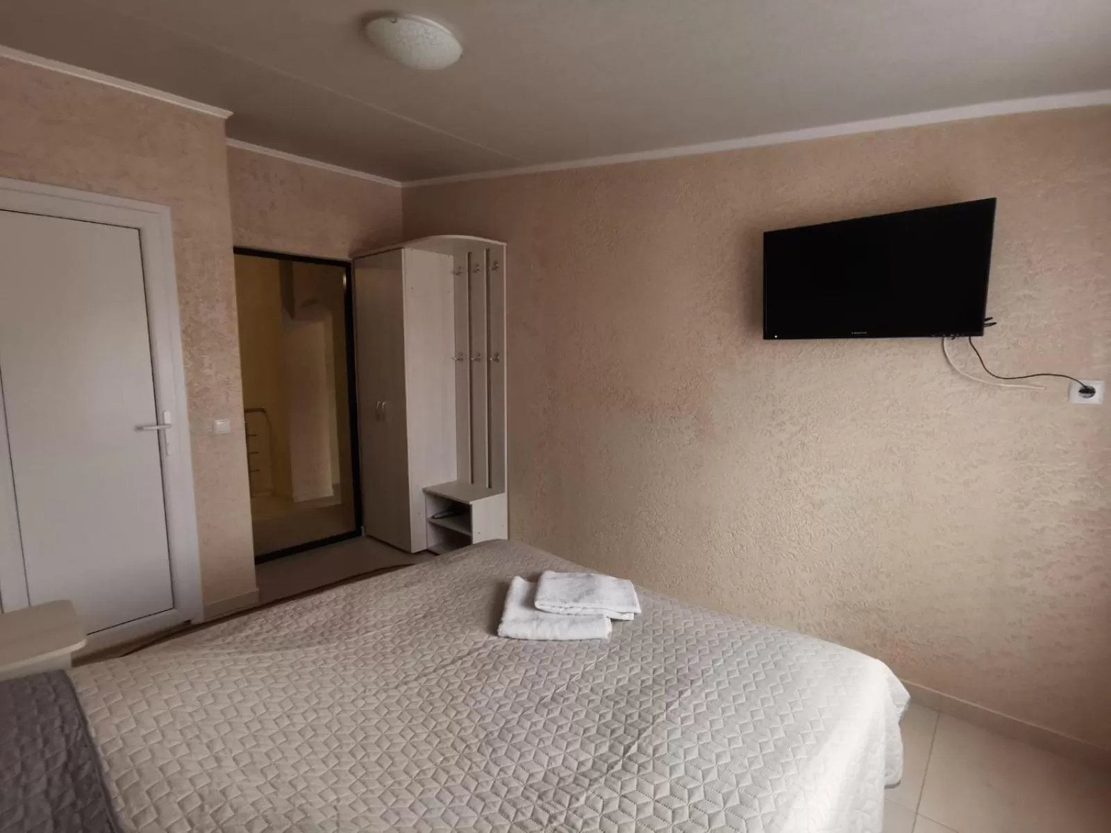 Bed in Monte-Kristo Hotel