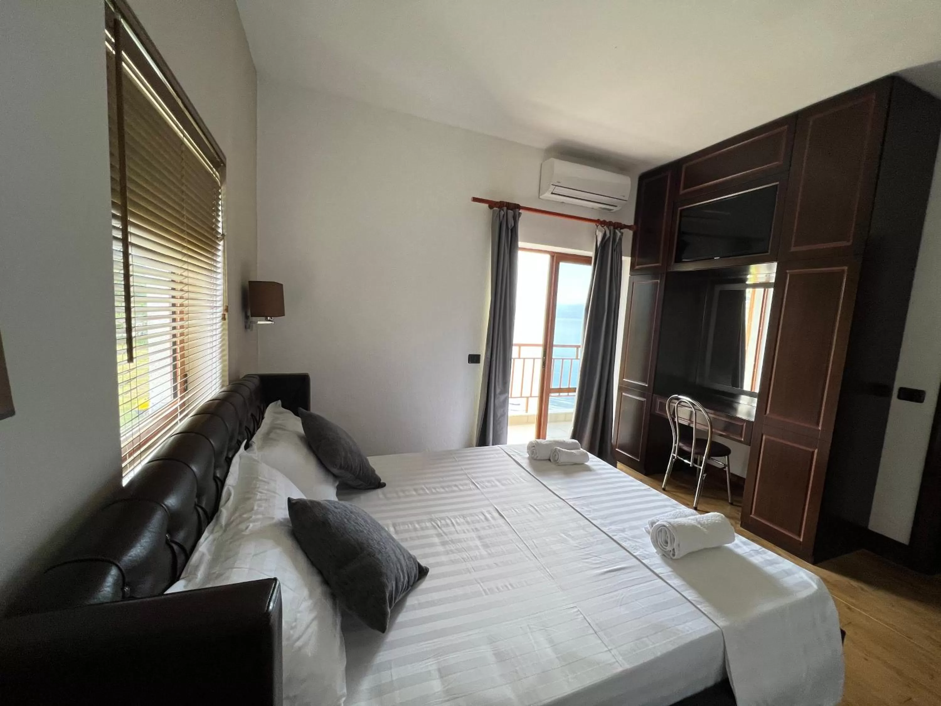 Bed in Hotel Victoria