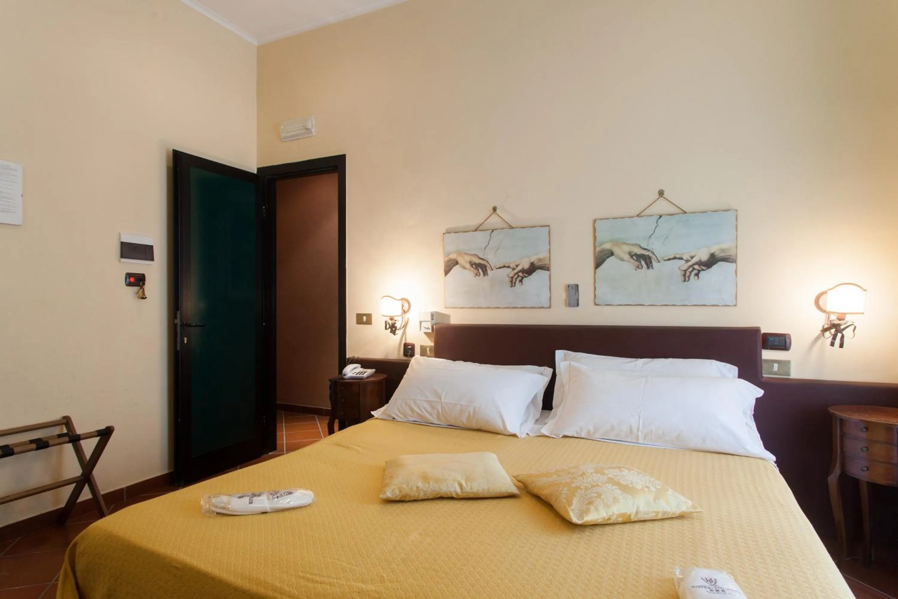 View (from property/room), Bed in Hotel Toledo