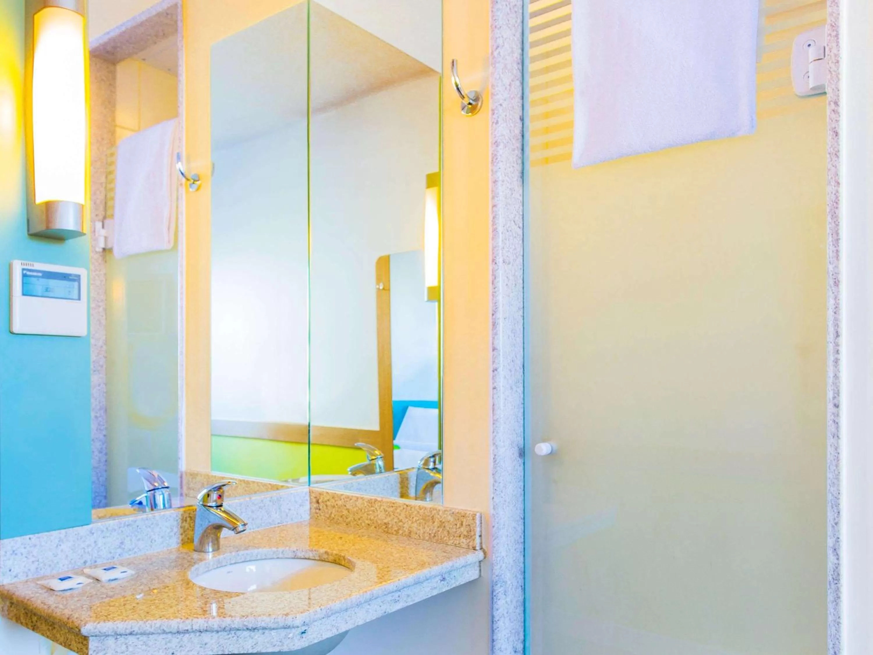 Bathroom in ibis budget Jundiai Shopping