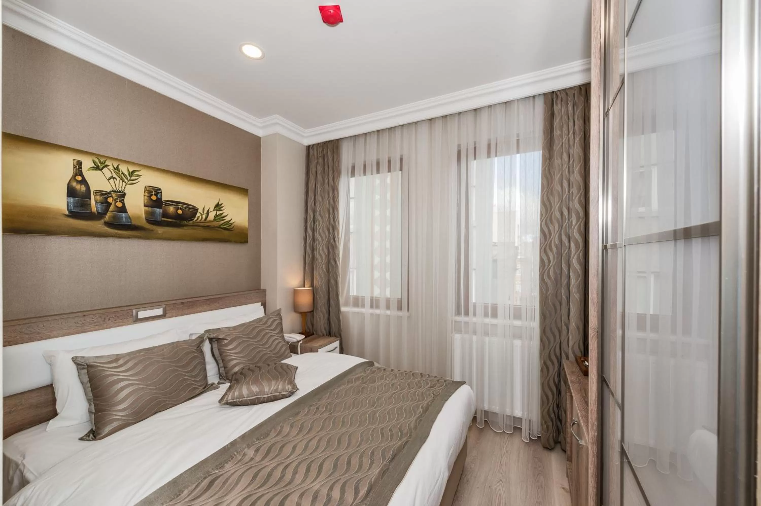 Photo of the whole room, Bed in Alphonse Hotel