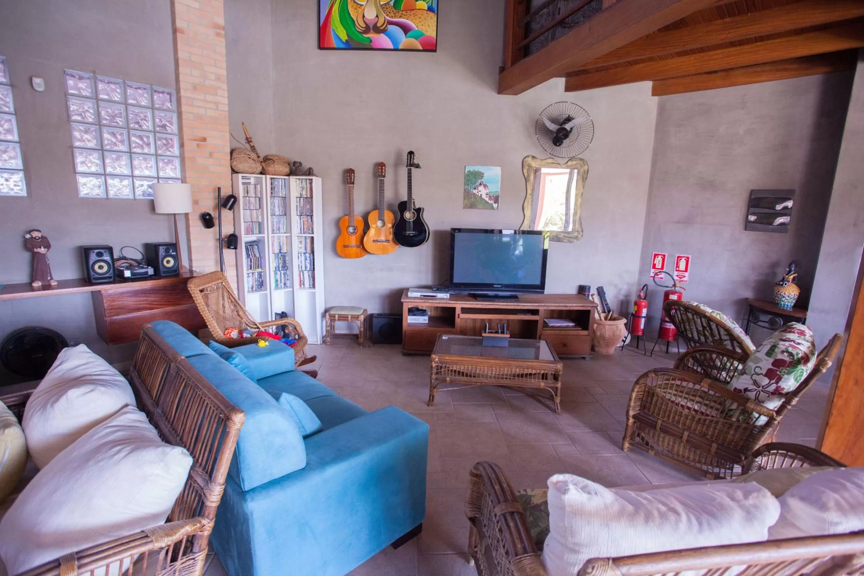 Communal lounge/ TV room in Ubatuba Ecologic Pousada