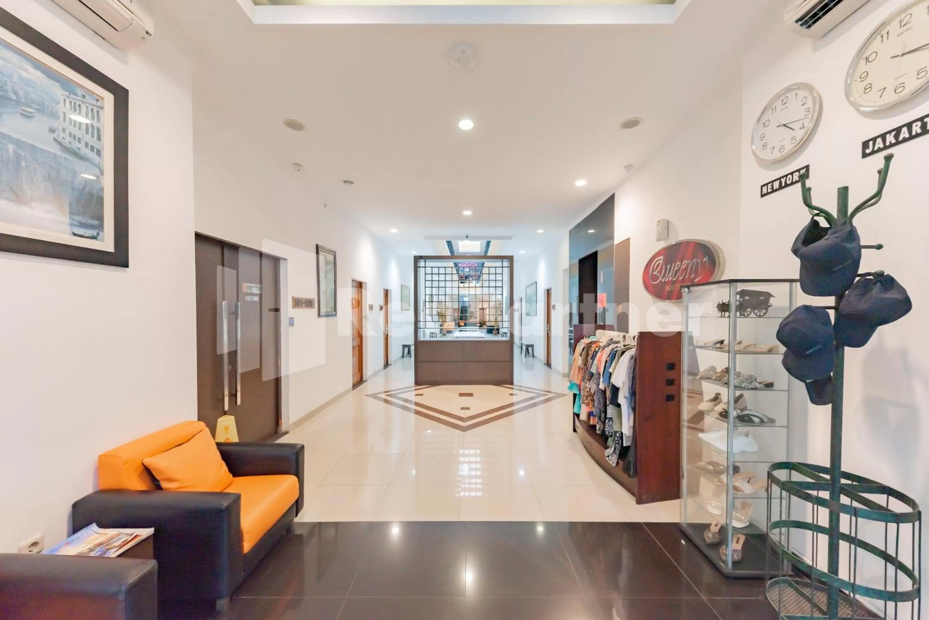 Living room in Alqueby Hotel near Kiara Artha Park & Trans Studio Mall Mitra RedDoorz