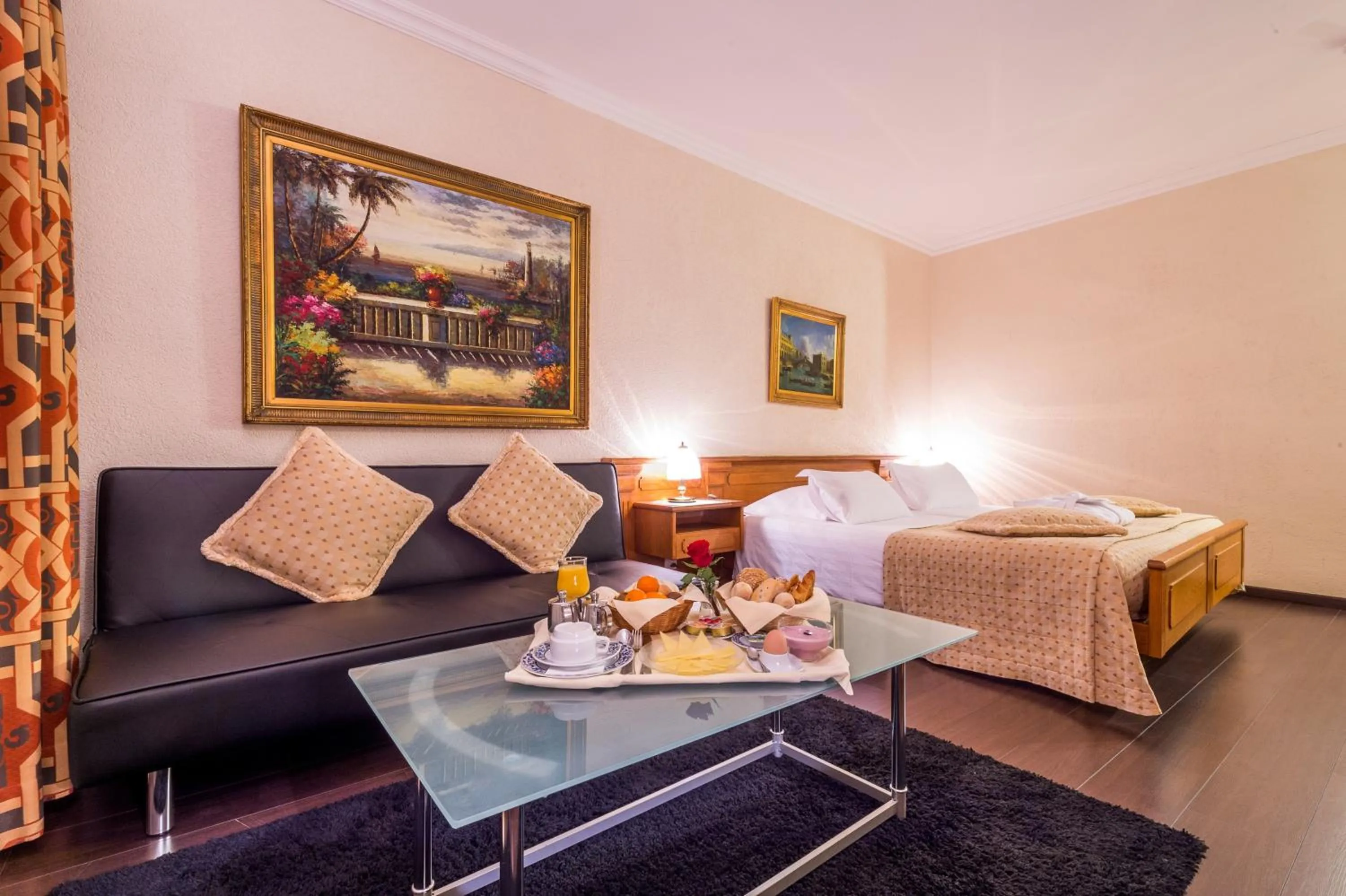 Photo of the whole room in Hotel Century