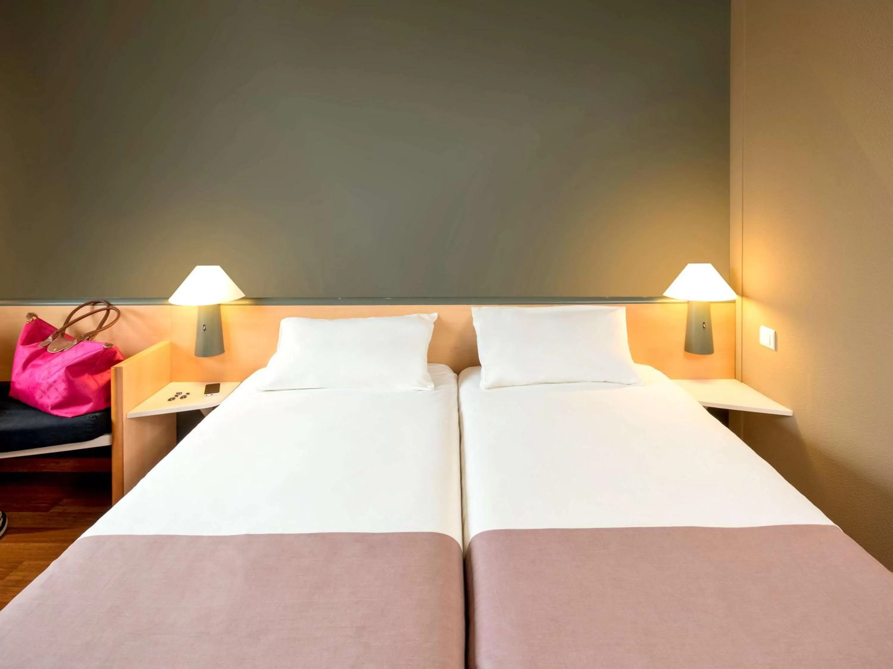 Photo of the whole room, Bed in ibis Charleroi Centre Gare